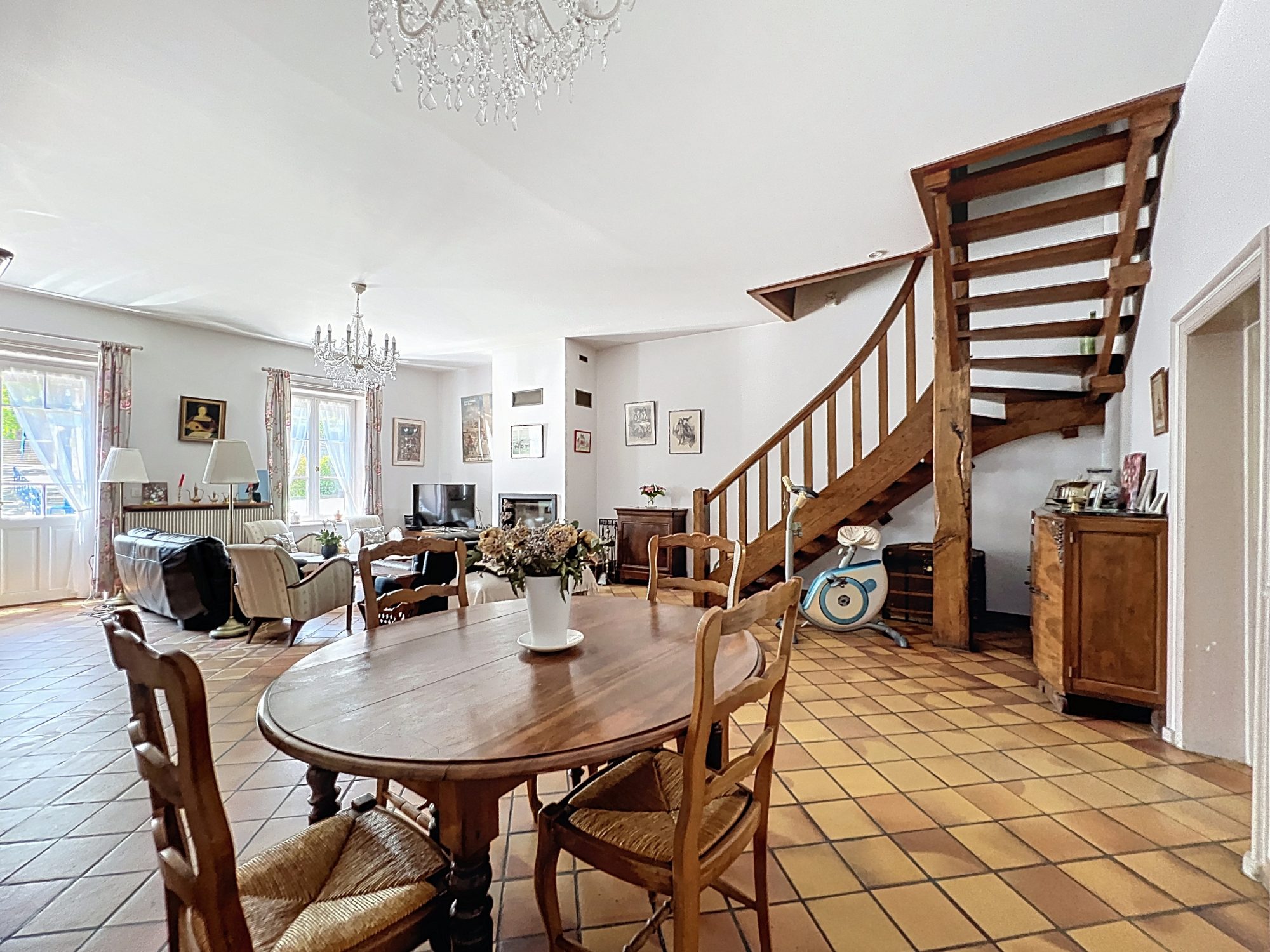 EN PLEIN CENTRE DE CIVRIEUX - MAISON DE 200m2- TERRAIN -GRANGE Civrieux 01390