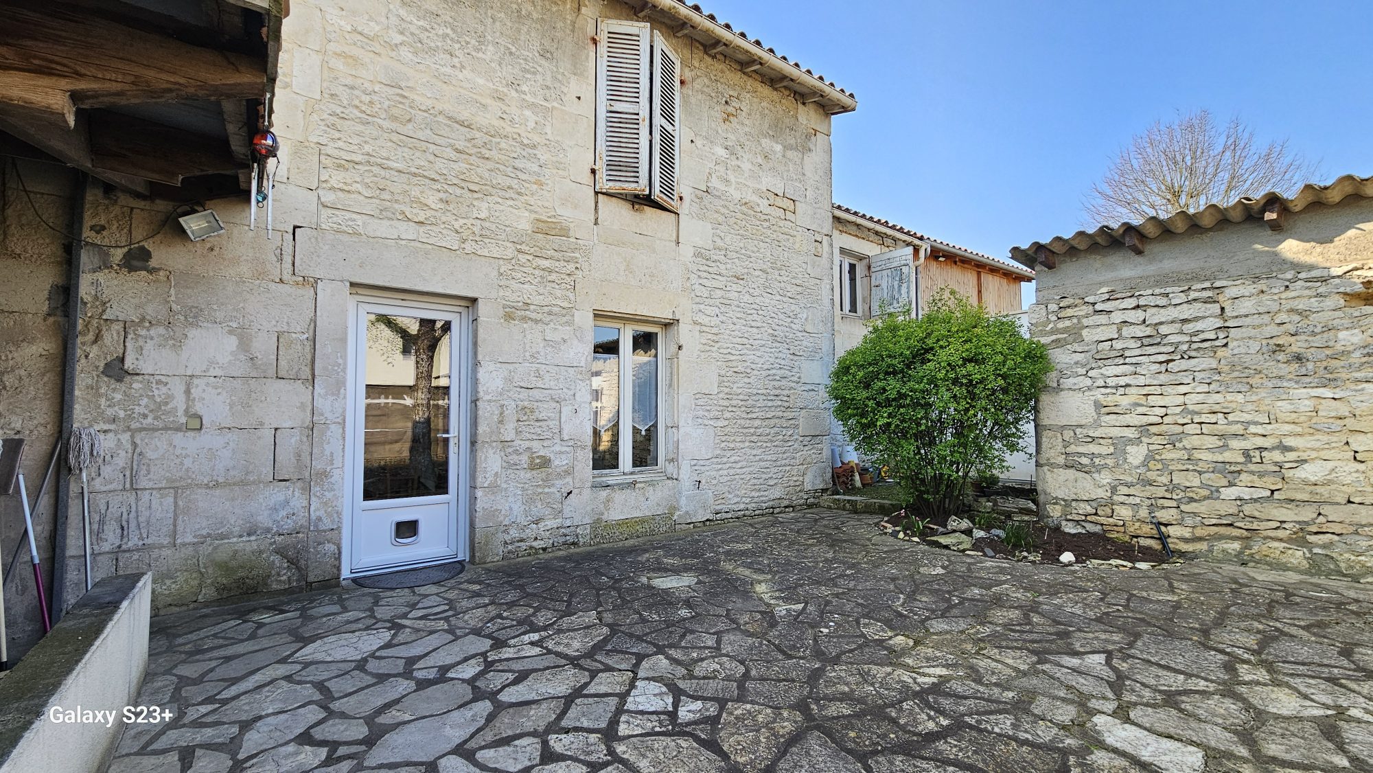 MAISON DE VILLE AVEC COUR