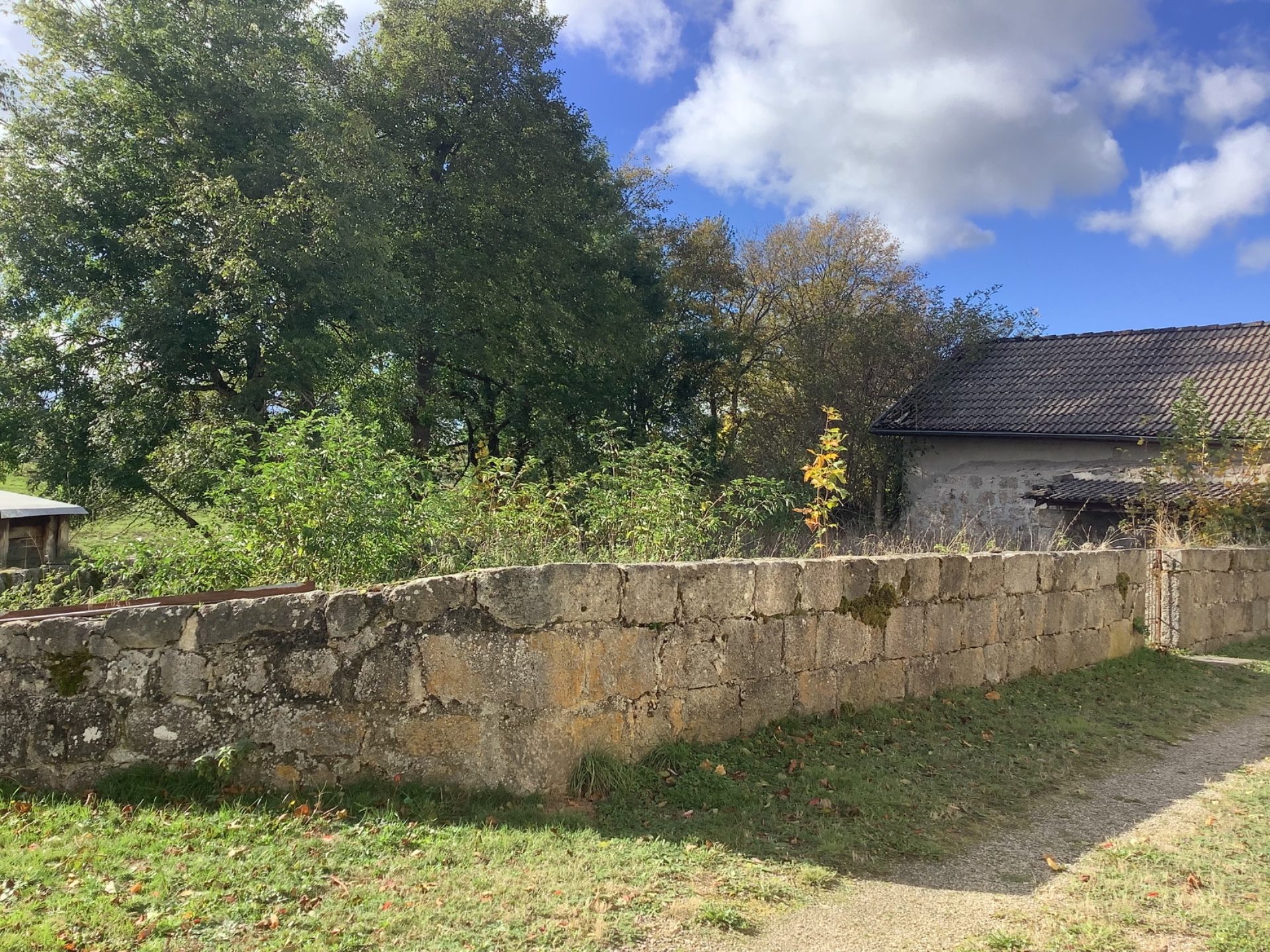 Maison en pierres mitoyenne avec garage et terrain d’environ 857 m2 Tence 43190