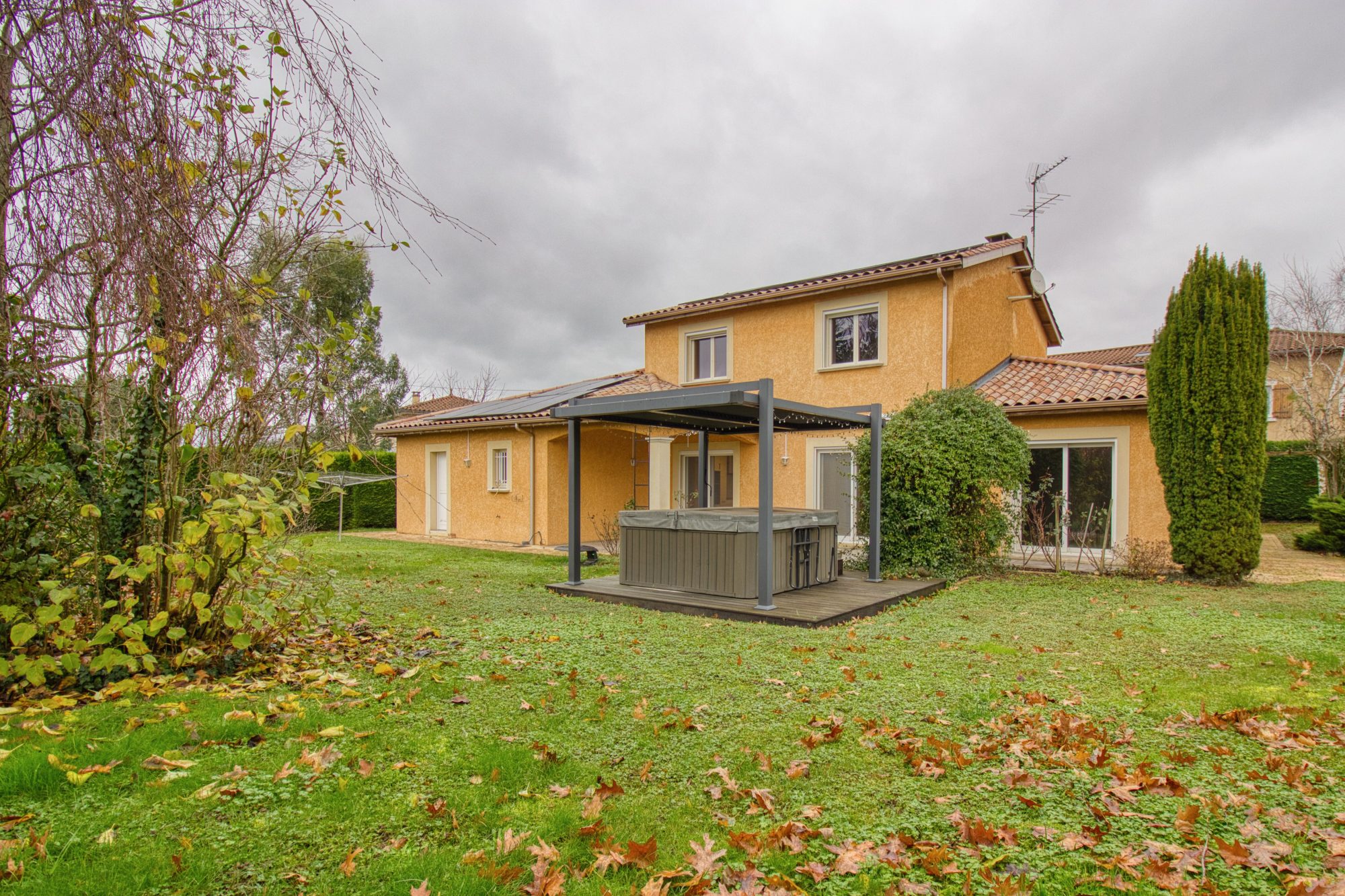 Maison familiale avec jardin arboré et jacuzzi – 175 m² habitables