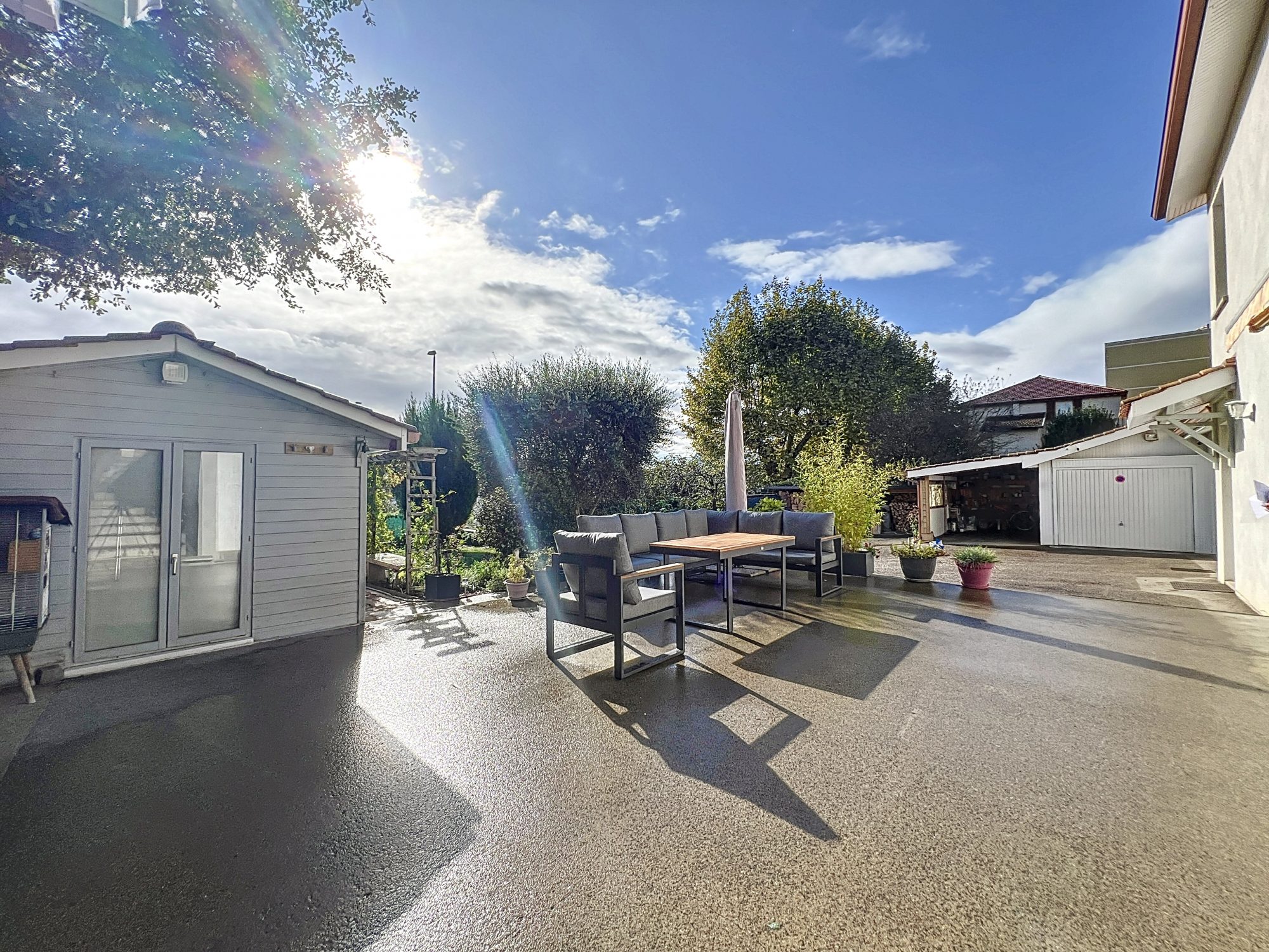 A NEUVILLE SUR SAONE, JOLIE MAISON DE 160m2 AVEC GARAGE SUR 1100m2 DE TERRAIN Neuville-sur-Saône 69250