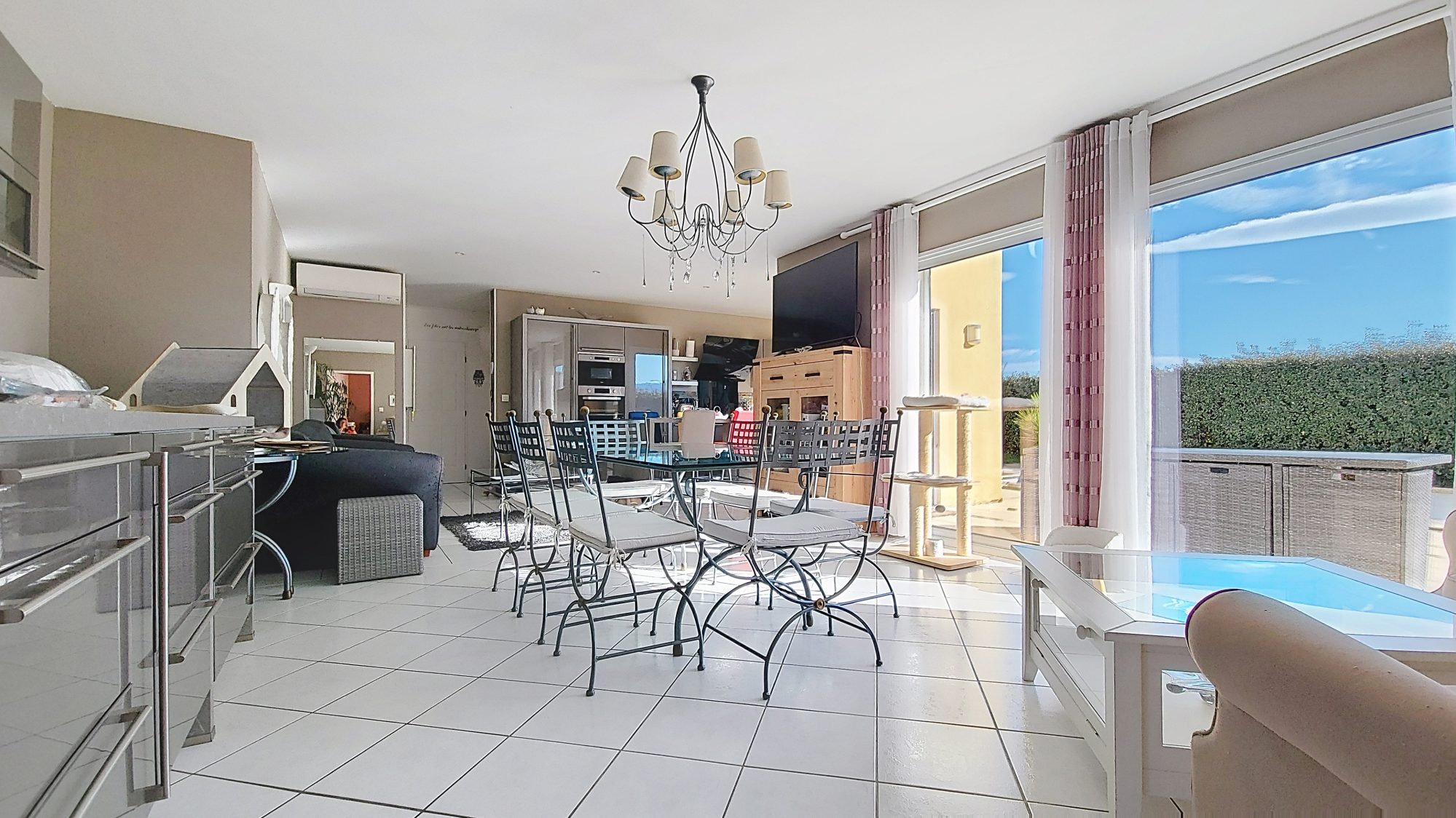 Villa T5 - 4 Chambres - Terrain plat 693m2 - Piscine- Sans vis à vis Saint-Clair-du-Rhône 38370