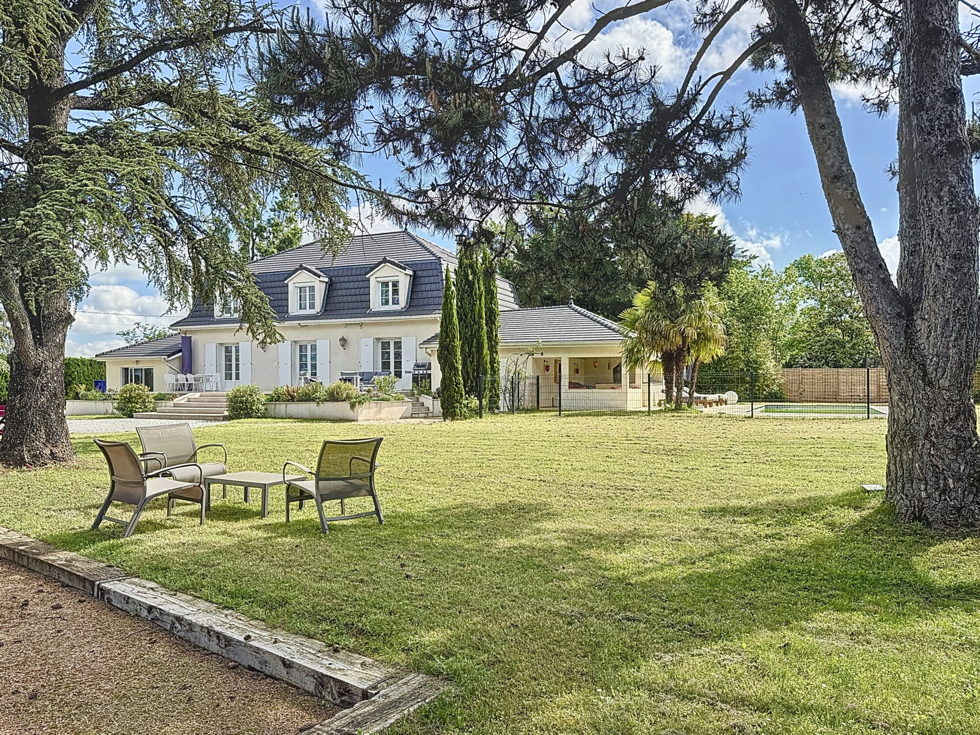 Rare et Authentique, Pietrapolis Chaponost vous propose cette maison de 275m2 édifiée sur une parcelle de 2225m2 avec 5 chambres, une pièce de vie de 65m2, un Pool House et une piscine chauffée