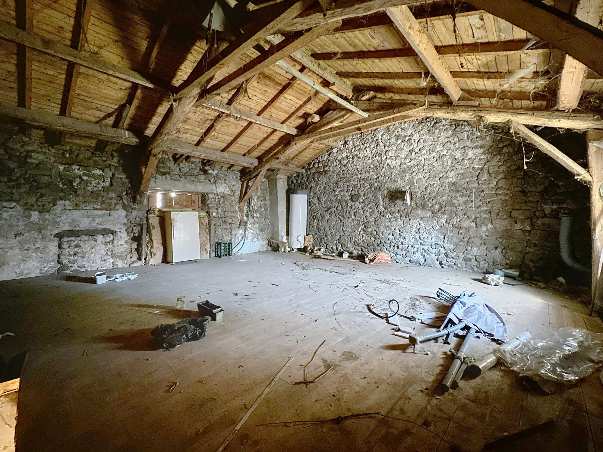 ANCIEN BAR / RESTAURANT AVEC LOGEMENT DE FONCTION ET DÉPENDANCE – BEYSSAC (20 MIN DU PUY-EN-VELAY) Beyssac,  Saint-Jean-de-Nay 43320