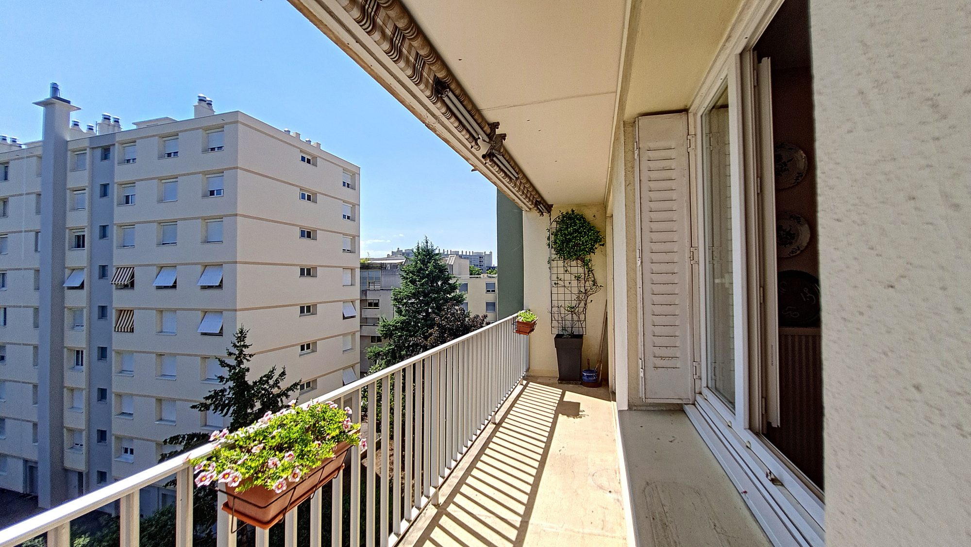 lyon 8 éme MONPLAISIR 97 m² 3 chambres BALCON + PARKING