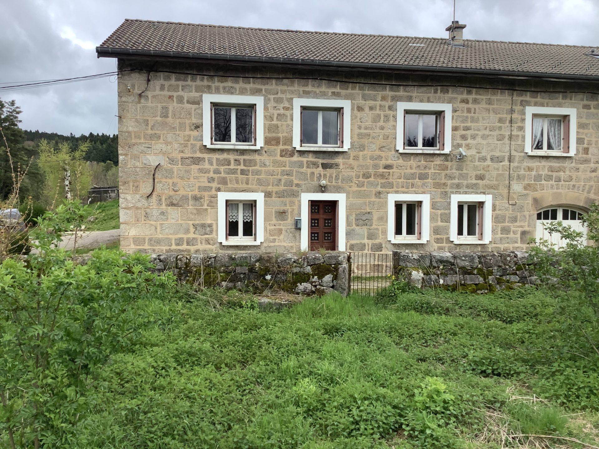 Maison en pierres mitoyenne avec garage et terrain d’environ 857 m2 Tence 43190