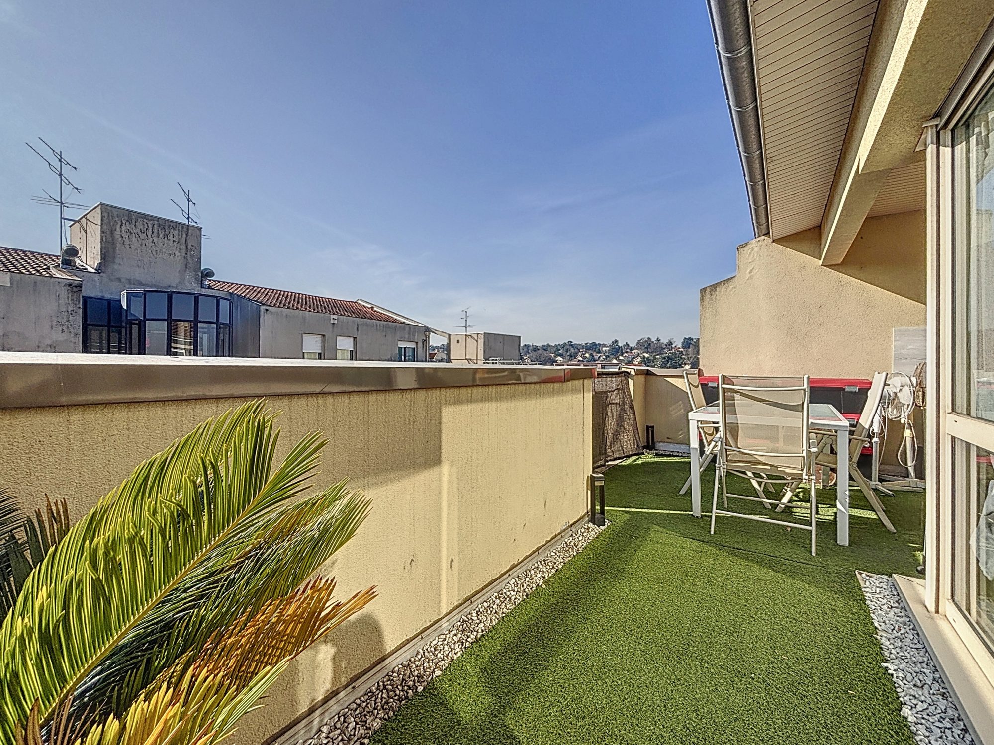 Appartement T3 terrasse dernier étage, ascenseur, centre
