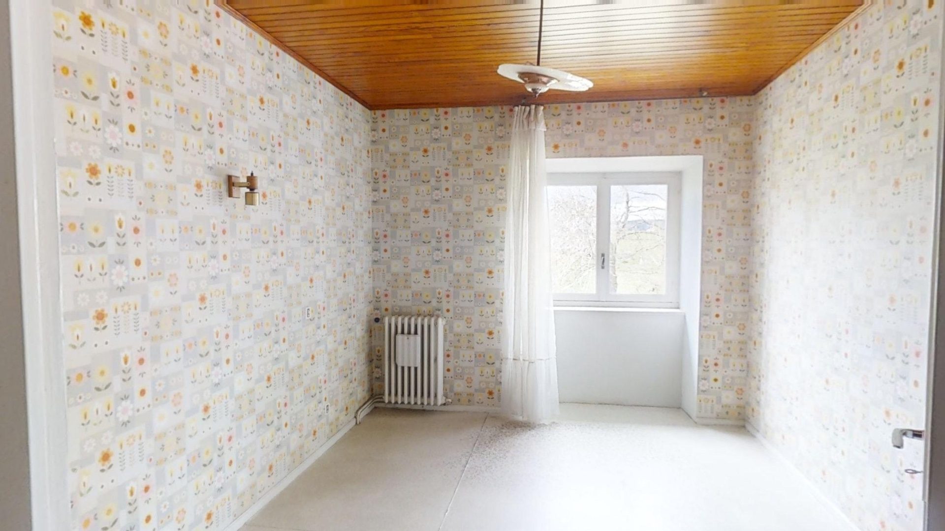 Maison en pierres mitoyenne avec garage et terrain d’environ 857 m2 Tence 43190