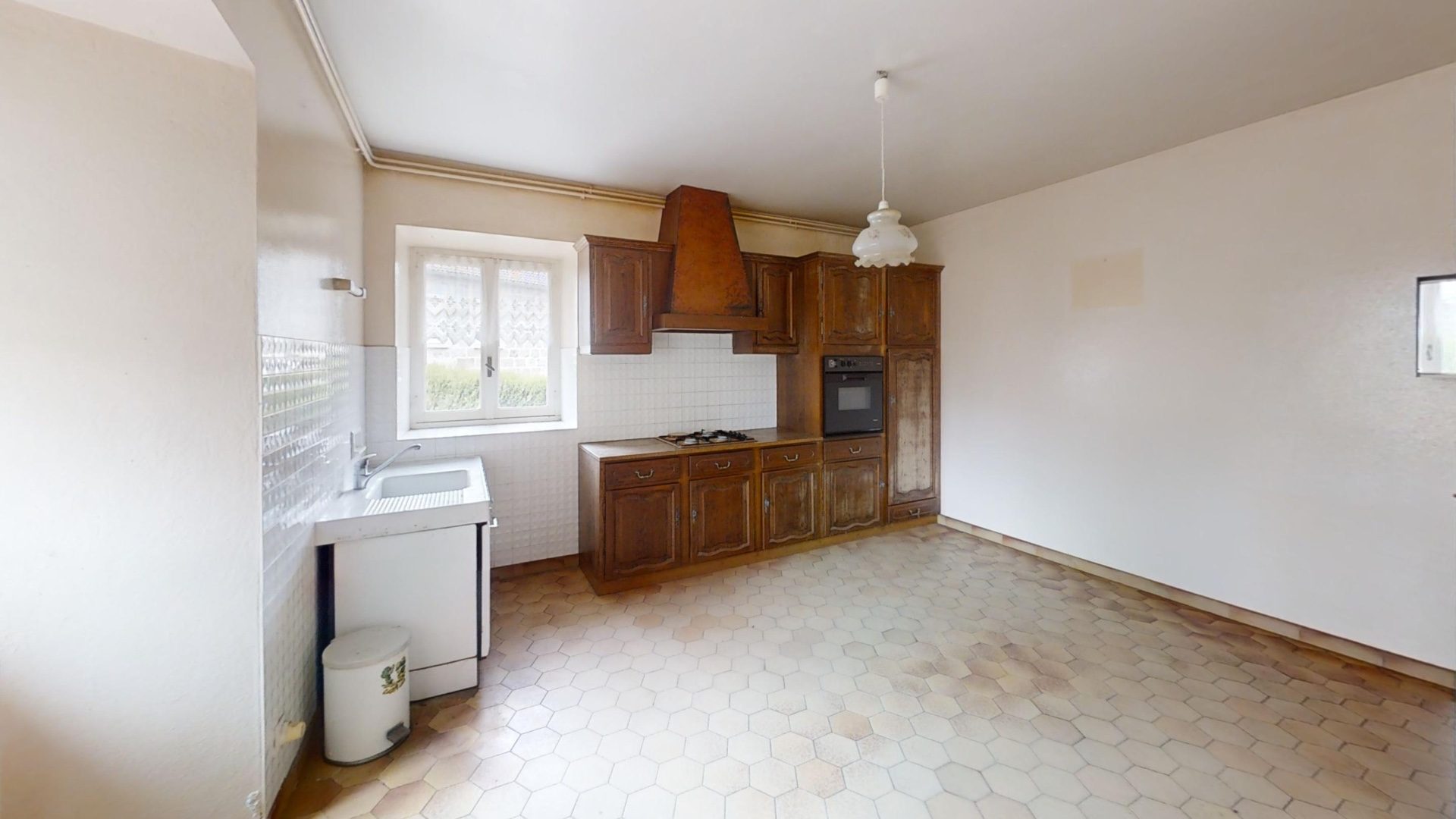 Maison en pierres mitoyenne avec garage et terrain d’environ 857 m2 Tence 43190