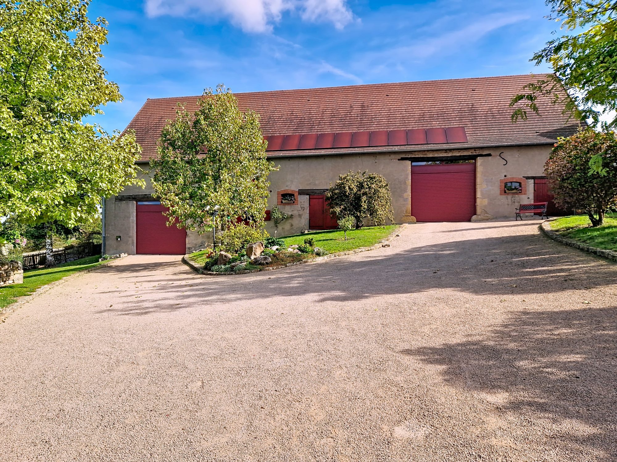 Authentique maison brionnaise  – volumes, charme et potentiel La Clayette 71800