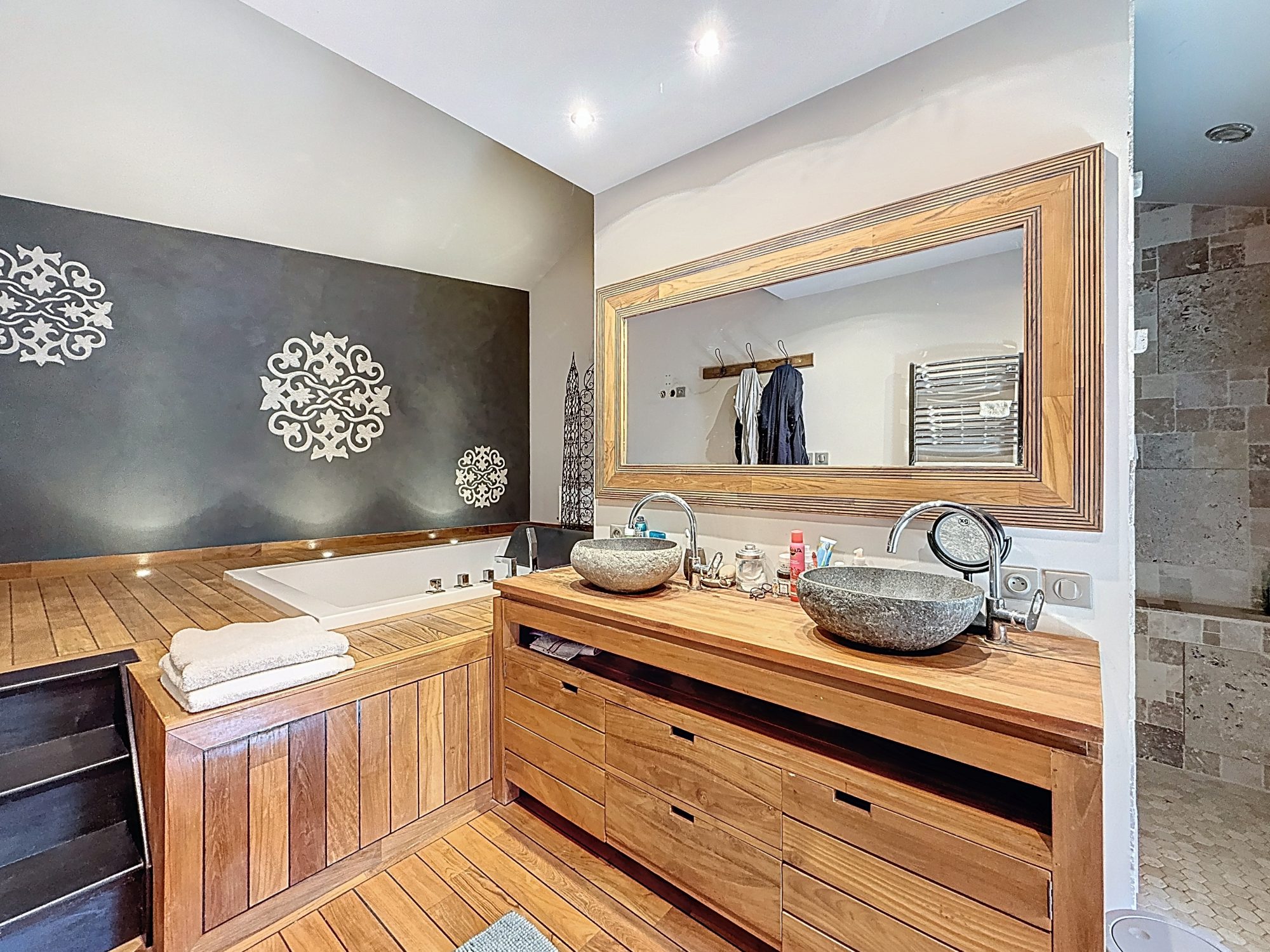 Grande propriété familiale avec deux maisons sur 935 m² de terrain arboré – Calme et potentiel locatif Chambost-Longessaigne 69770