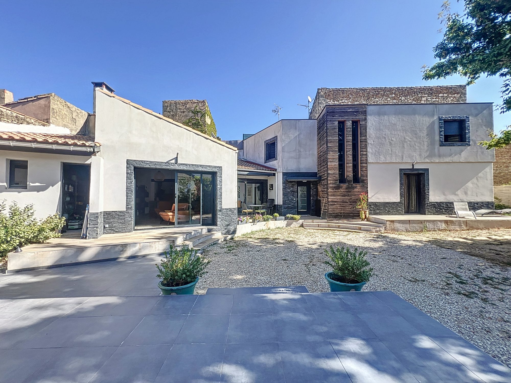 VAUVERT : Sur une parcelle de 540 m², maison R+1 T5 173 m². Double Garage + Cave