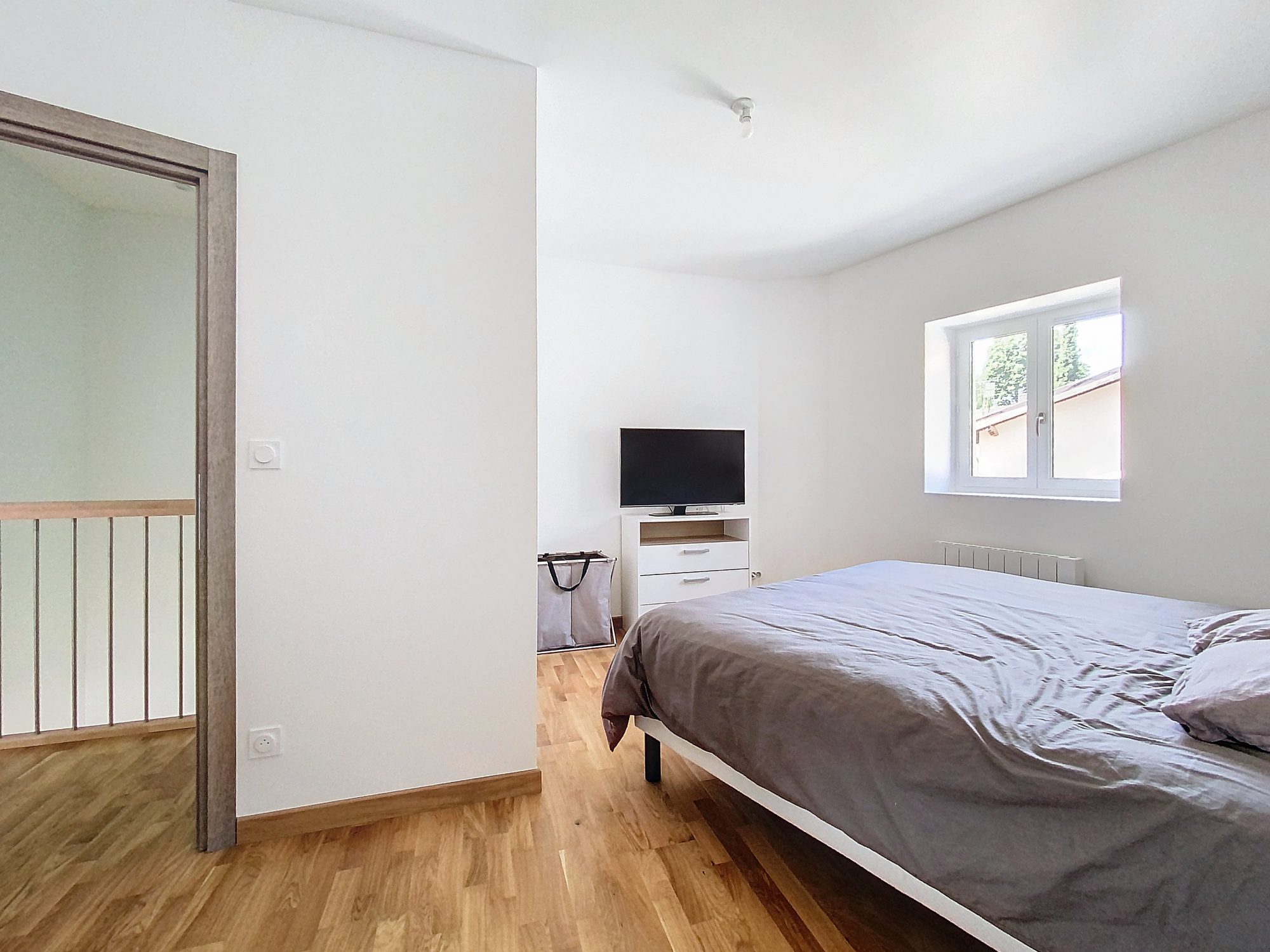 SUR LES HAUTEURS DE GENAY - AU CALME - APPARTEMENT T3 DUPLEX ENTIEREMENT RENOVE AVEC 2 PLACES DE PARKING ET 2 TERRASSES -DANS RESIDENCE FERMEE Genay 69730