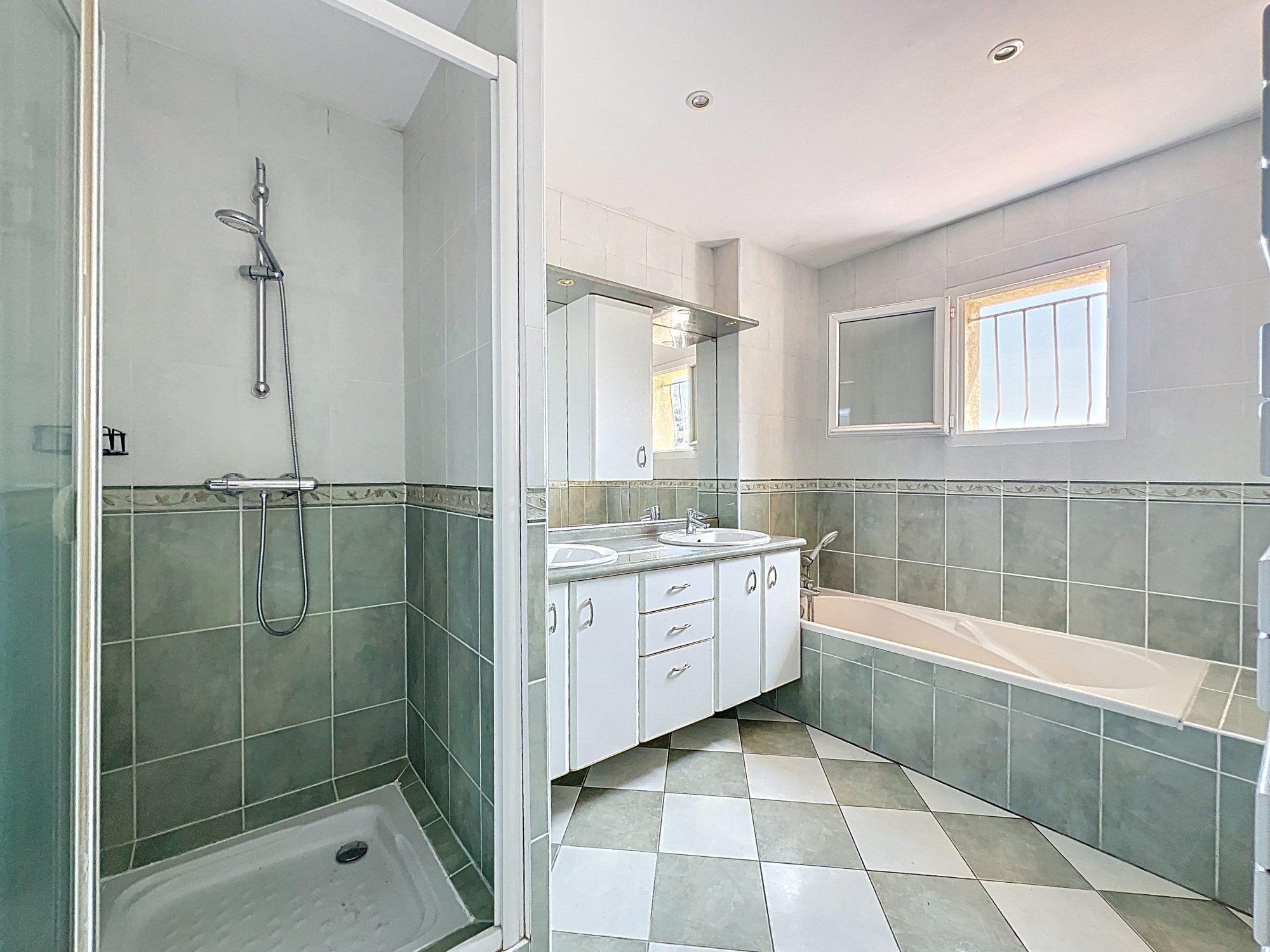 MAISON 142m² - 4 CHBRES – TERRAIN ARBORE – PISCINE - DEPENDANCES - SOUS SOL Saint-Pierre-la-Palud 69210