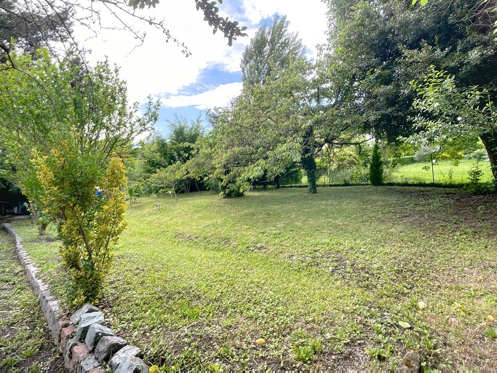 A TARARE MAISON CENTRE VILLE - 140 M2 - 4 CHAMBRES - CALME - LUMINOSITÉ - TERRAIN CLOS ARBORÉ  700 M2 Tarare 69170