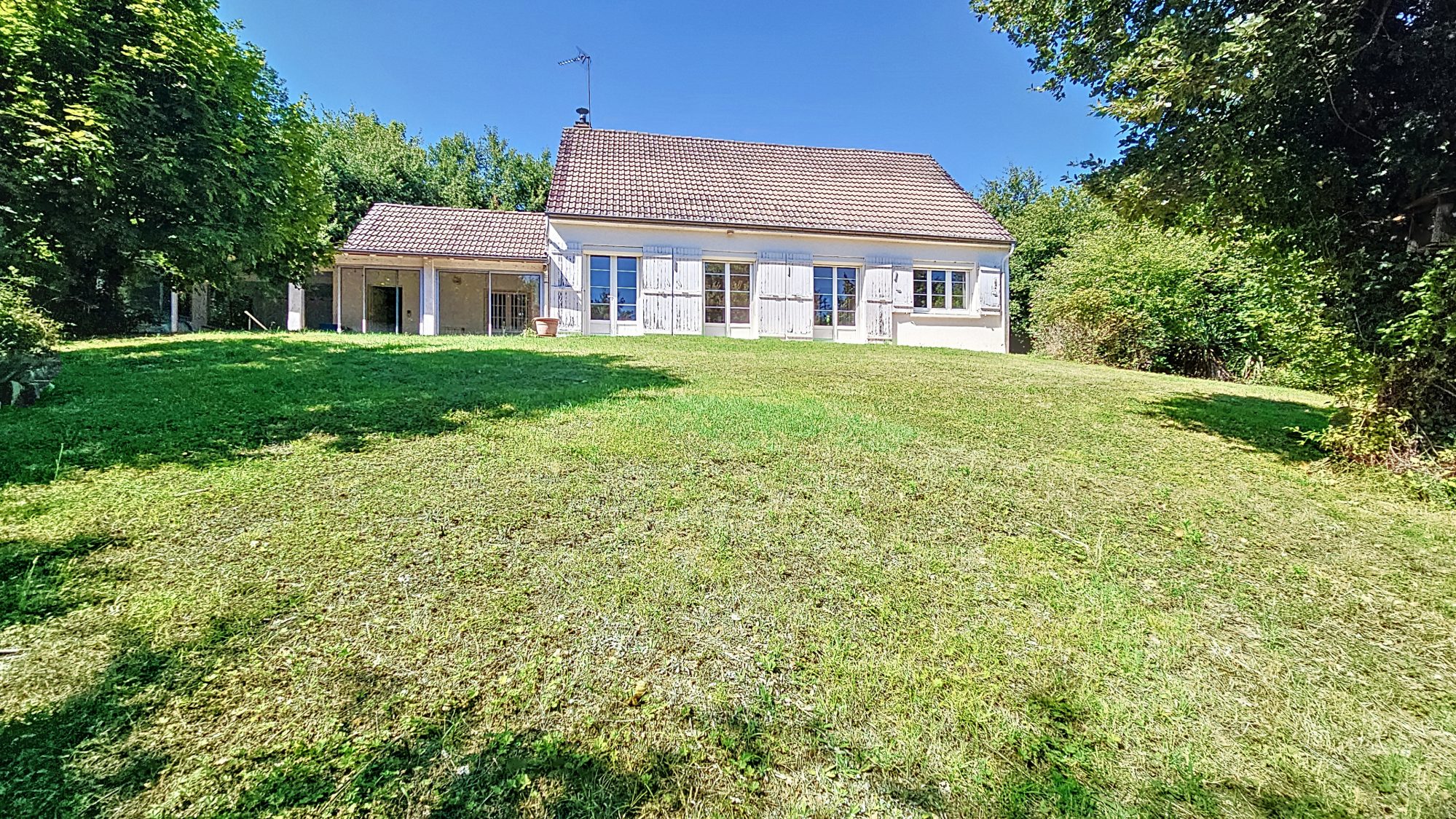 Maison T5 - 4 Ch - 140m2 - Terrain 4 924m2 - Piscine (Véranda)