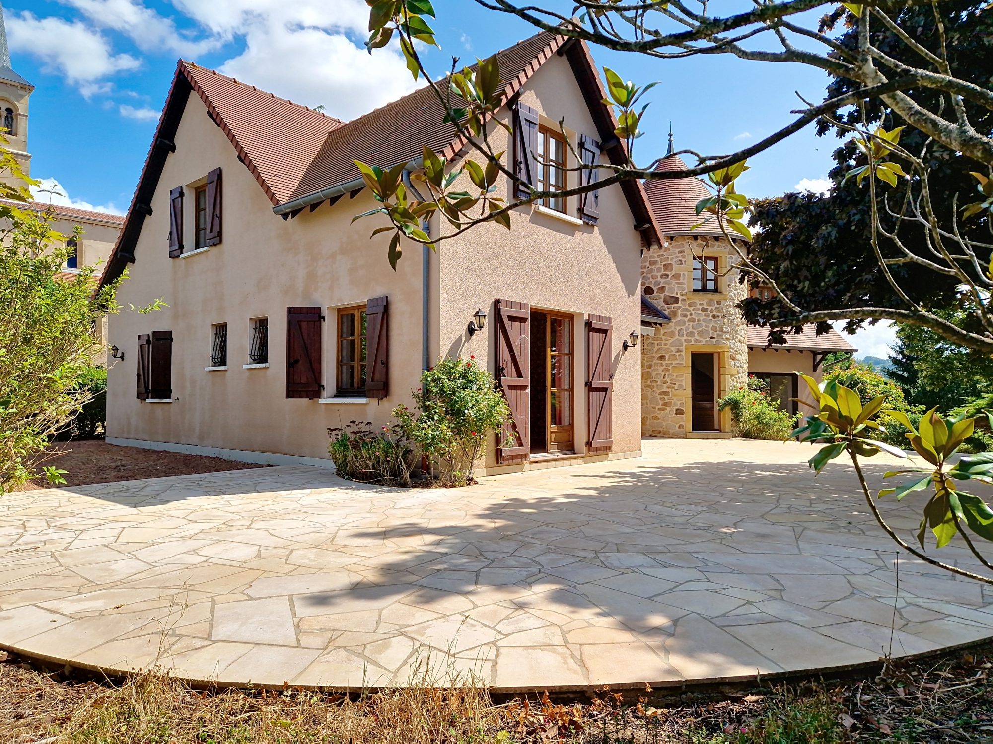 Maison familiale + dépendance pro – Vue dégagée, activité sur place possible !