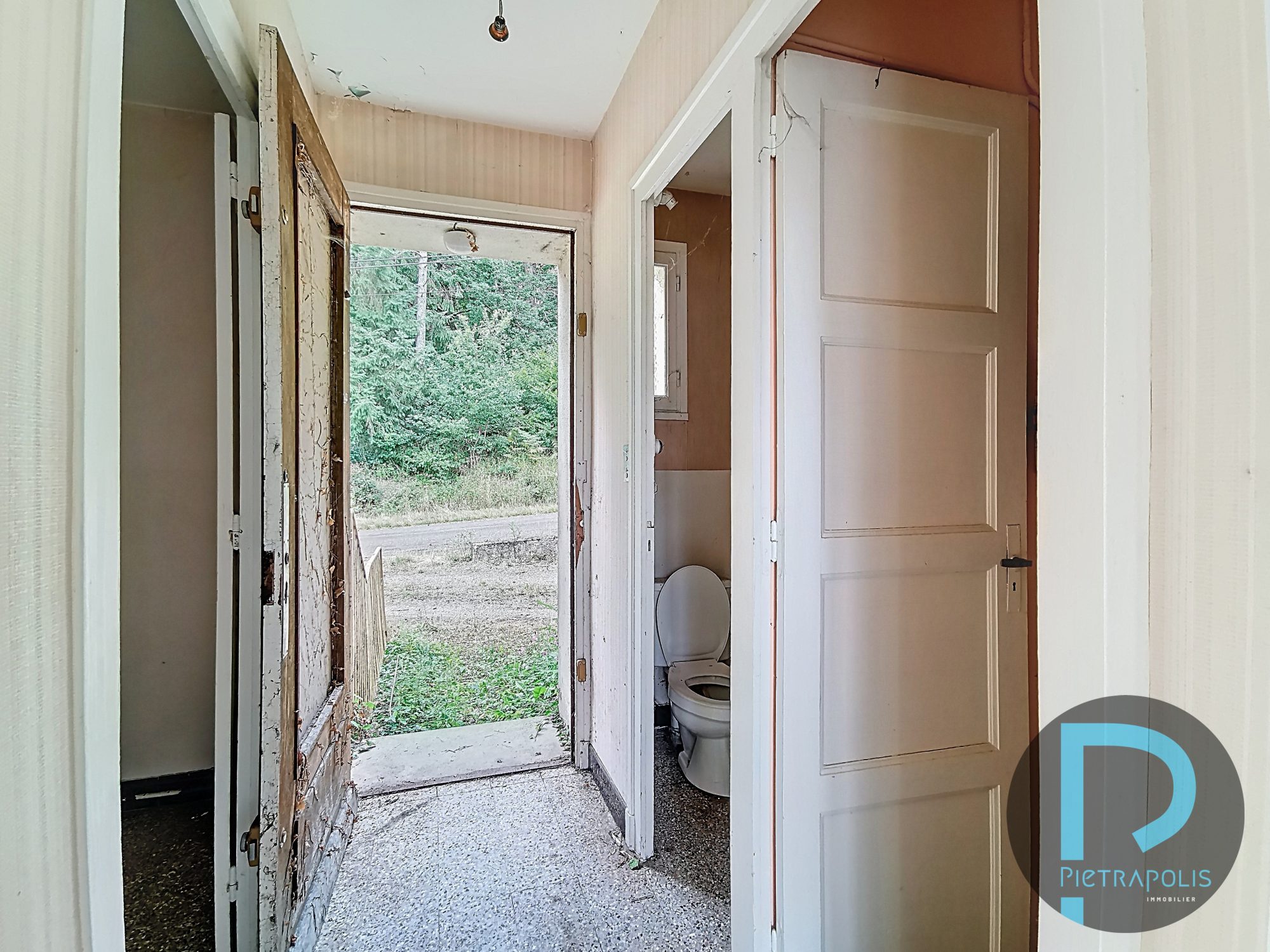 PROPRIETE avec  8 logements à rénover Bergesserin 71250