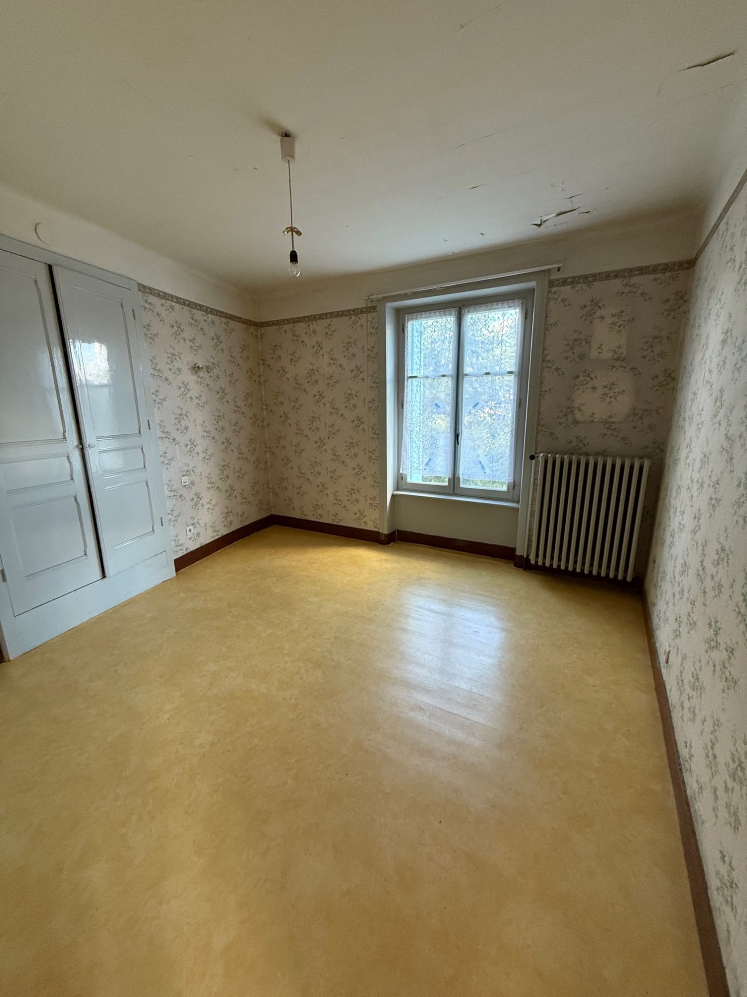 EXCLUSIVITE GTI ! Maison de ville avec terrain et dépendances. Yssingeaux 43200