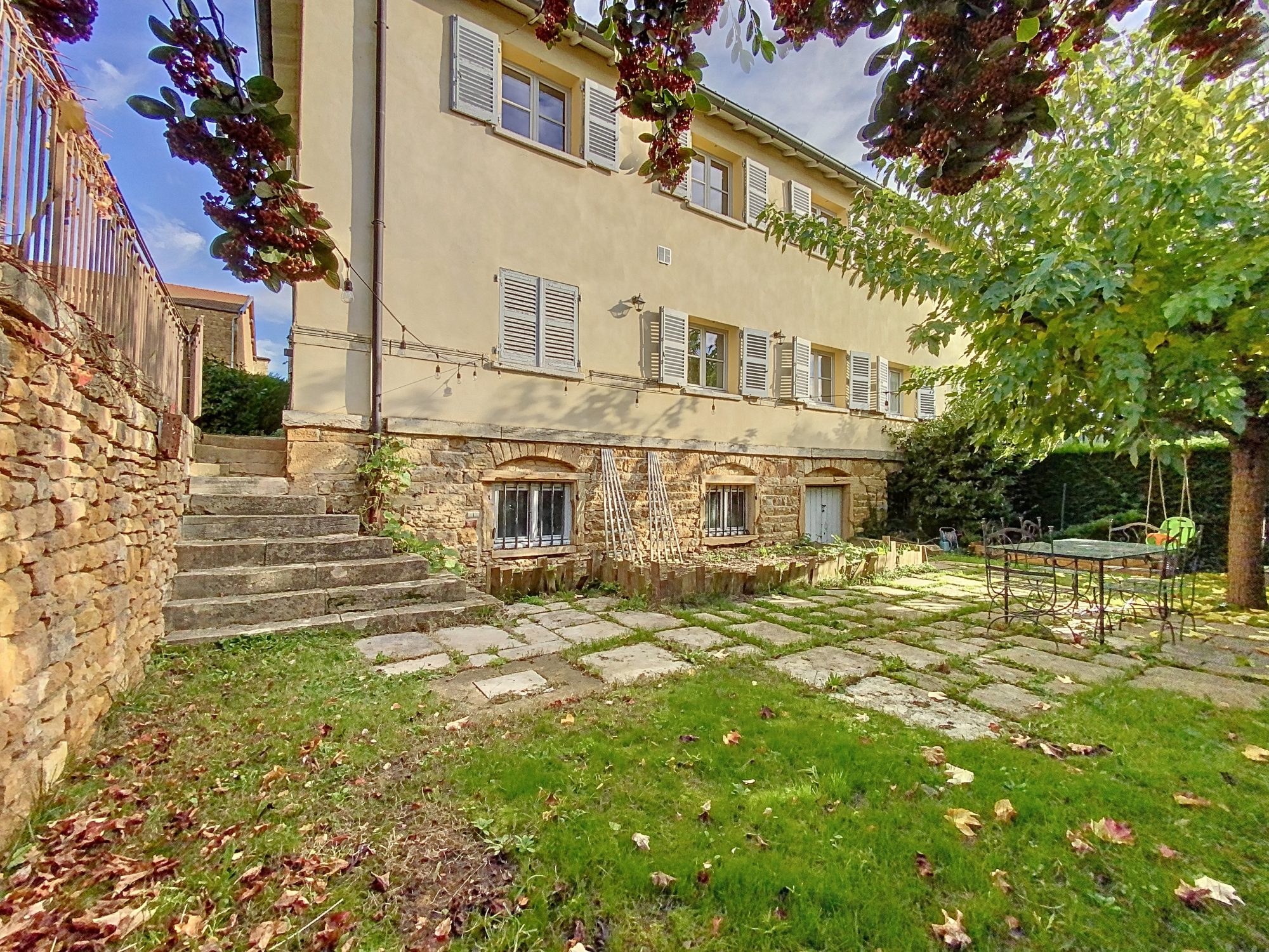 Charme de l'ancien avec jardin au coeur de Liergues Porte des Pierres Dorées 69400