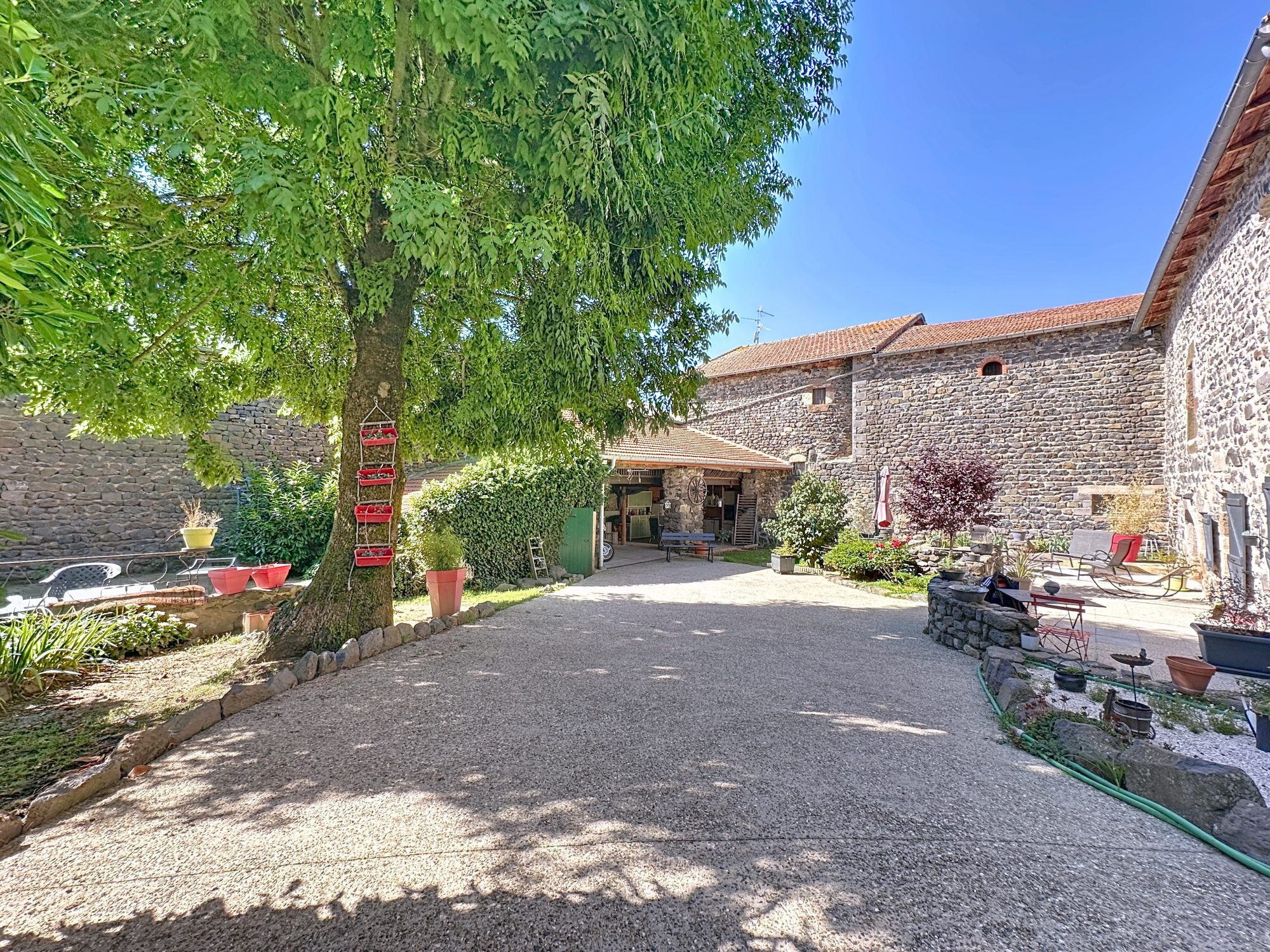 Maison de caractère de 278m2 m² , +500m2 de cours intérieure, 3 places de parkings au coeur du village de Vaure à Loudes.