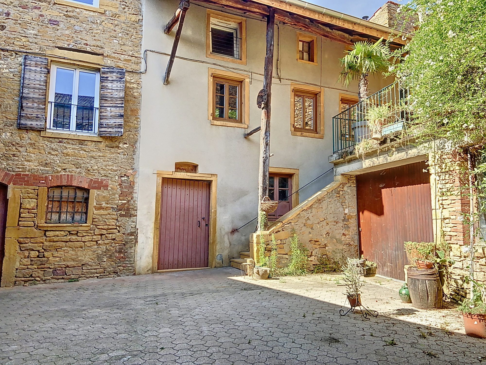 Maison de village en pierres dorées avec jardinet et belle cour intérieure