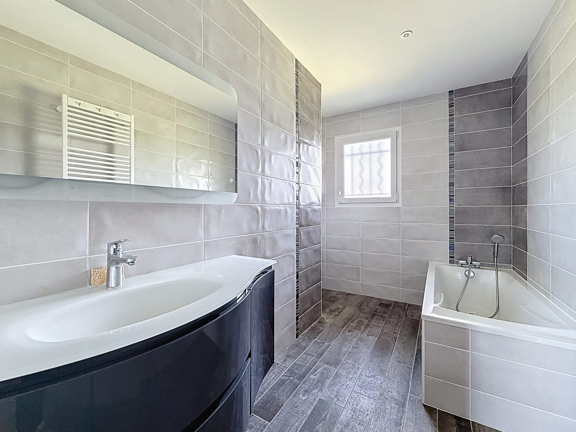 Maison plain-pied sur sous-sol complet d'env 102 m² Villechenève 69770