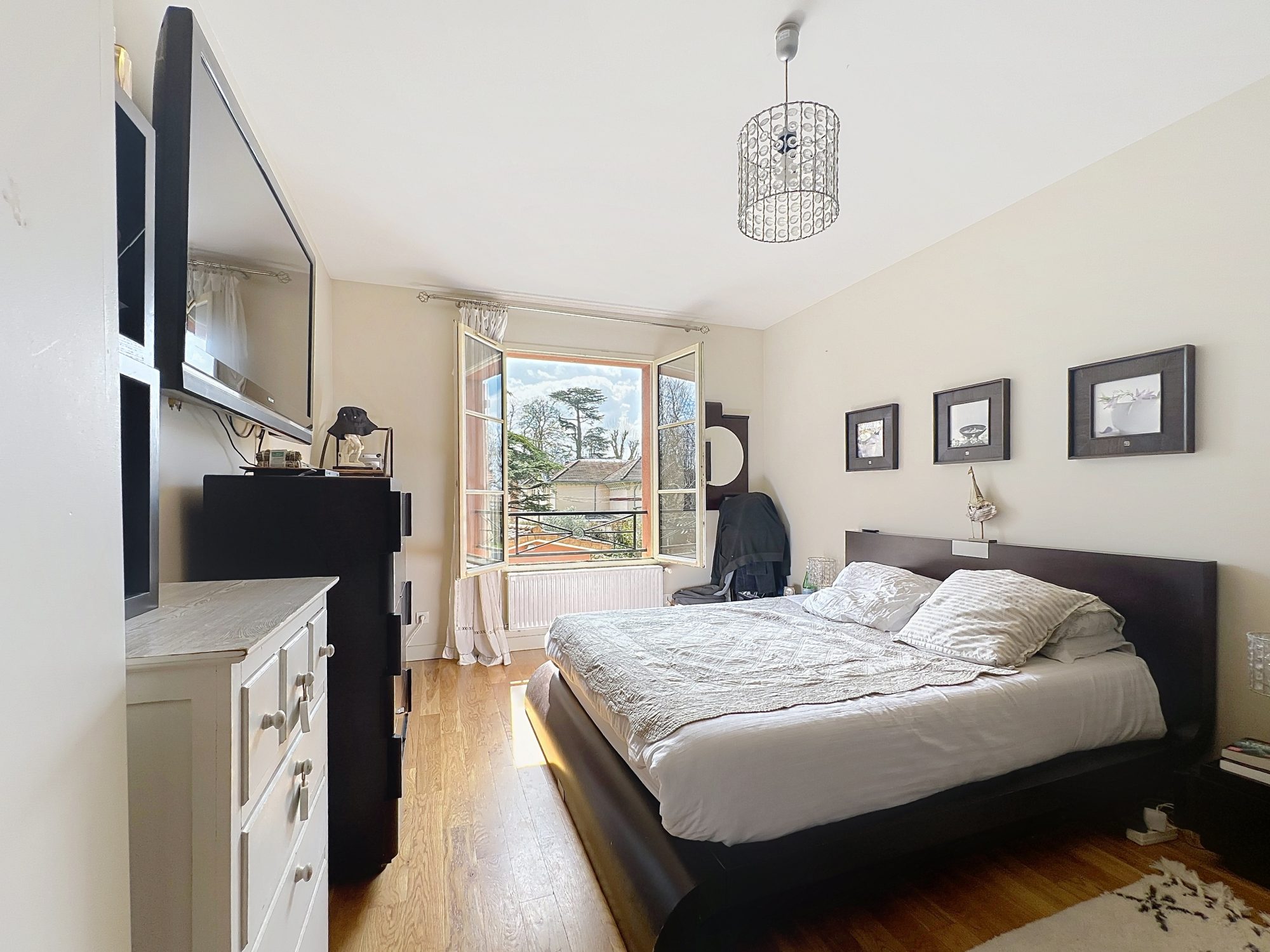 JOLIE MAISON STYLE BASTIDE AU COEUR DU VILLAGE AVEC JARDIN, PISCINE ET POOL HOUSSE Civrieux 01390