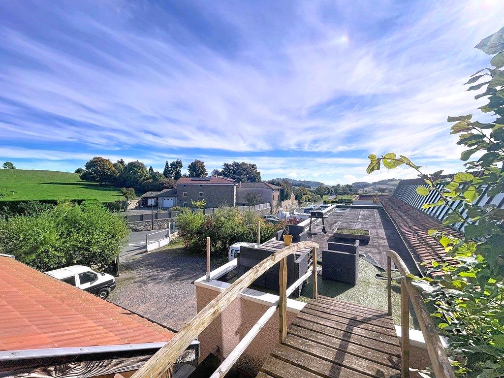 Espace, lumière et fort potentiel : cette maison réunit tout pour concrétiser vos projets, qu’ils soient familiaux, professionnels ou locatifs. Villechenève 69770