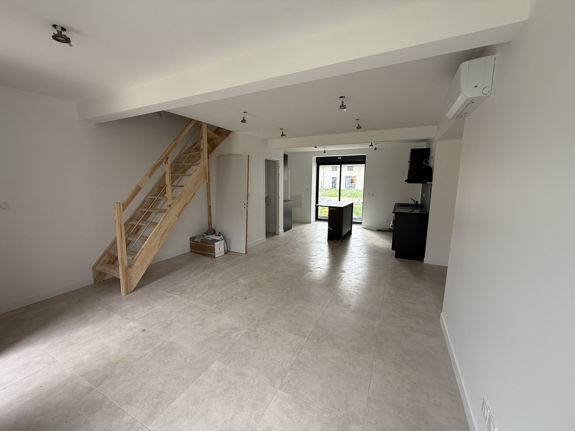 Appartement en DUPLEX de 69m² - 2 chambres - 2 jardins - 3 places de parkings Romans 01400