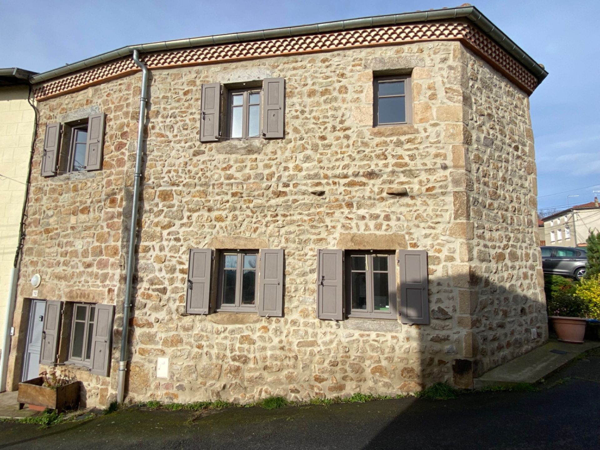 MAISON EN PIERRE de 2004 - 130m² hab - rénovation 2016