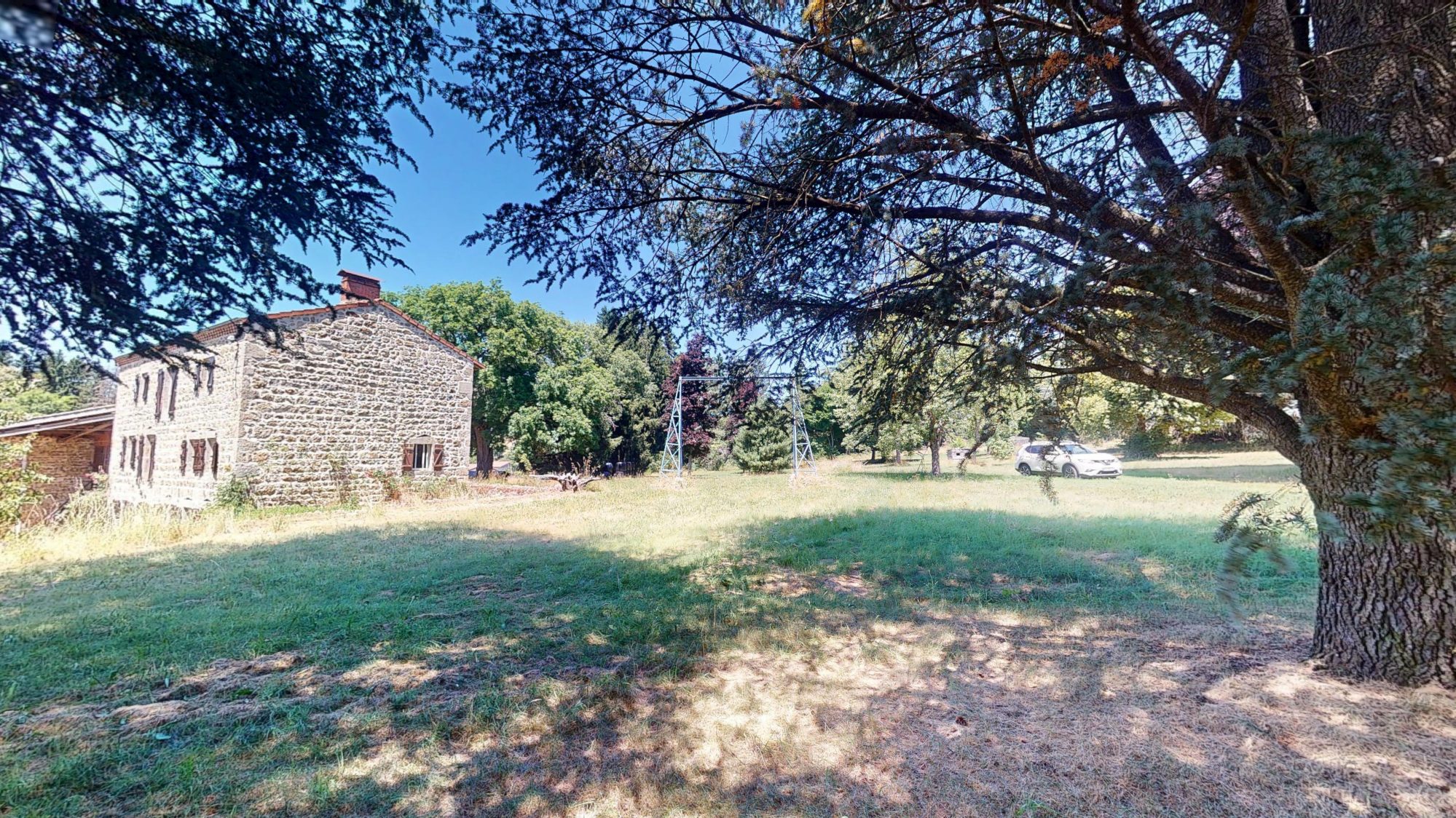 Ferme à rénover sur 1 hectares 5 de terrain constructible Usson-en-Forez 42550