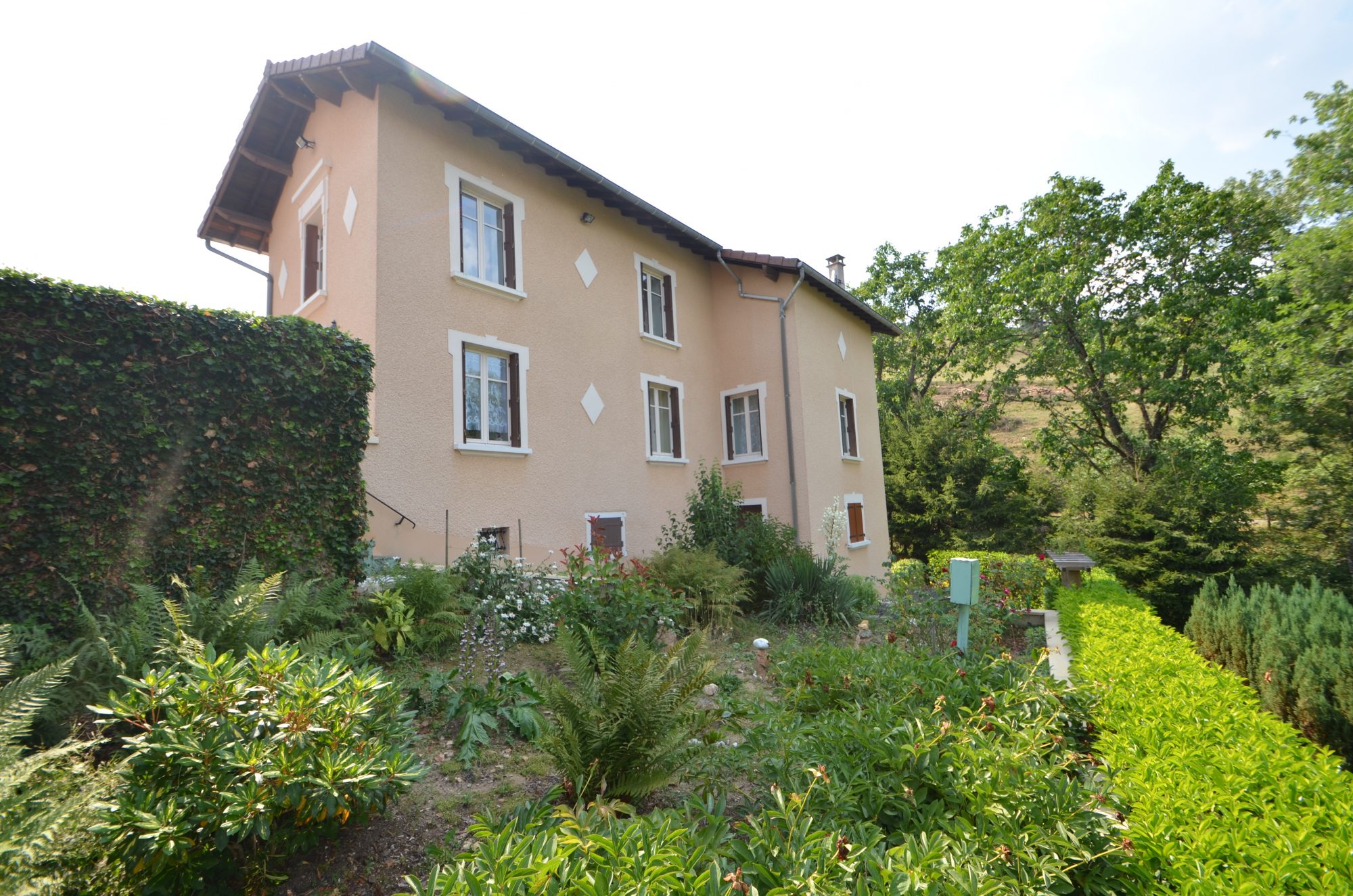 MAISON - 2 CHBRES – JARDIN – DEPENDANCES - SOUS SOL Saint-Vincent-de-Reins 69240