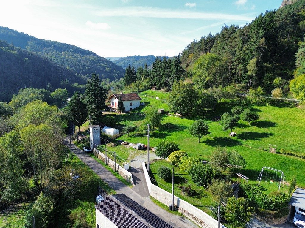 Maison familiale avec grande dépendance et terrain clos – Sail-sous-Couzan Sail-sous-Couzan 42890