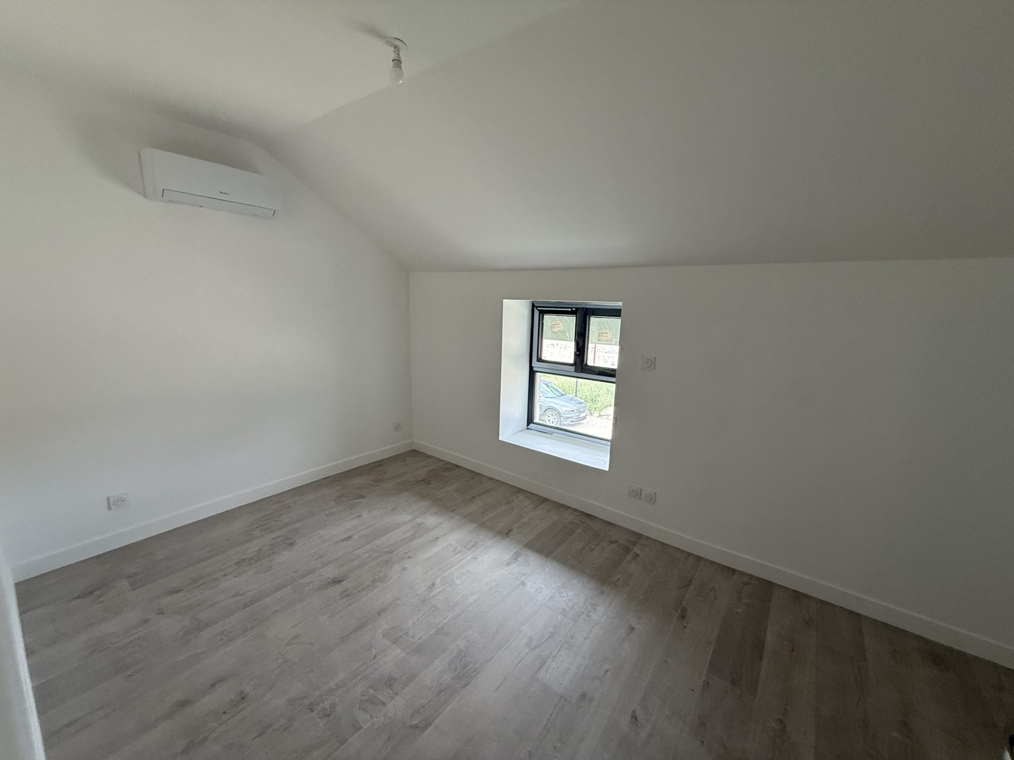 Appartement en DUPLEX de 69m² - 2 chambres - 2 jardins - 3 places de parkings Romans 01400