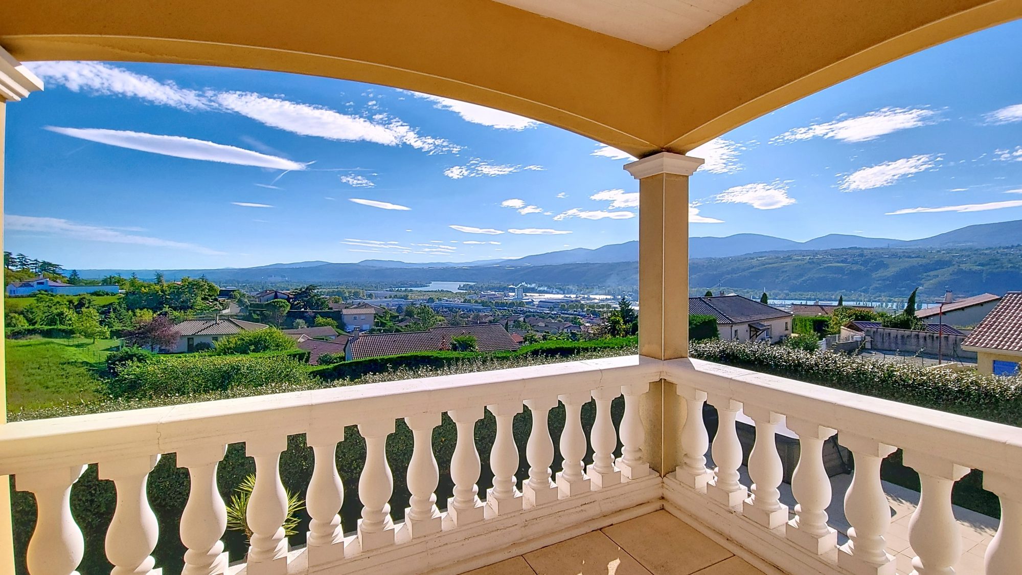 Villa T5 - 4 Chambres - Terrain plat 693m2 - Piscine- Sans vis à vis Saint-Clair-du-Rhône 38370