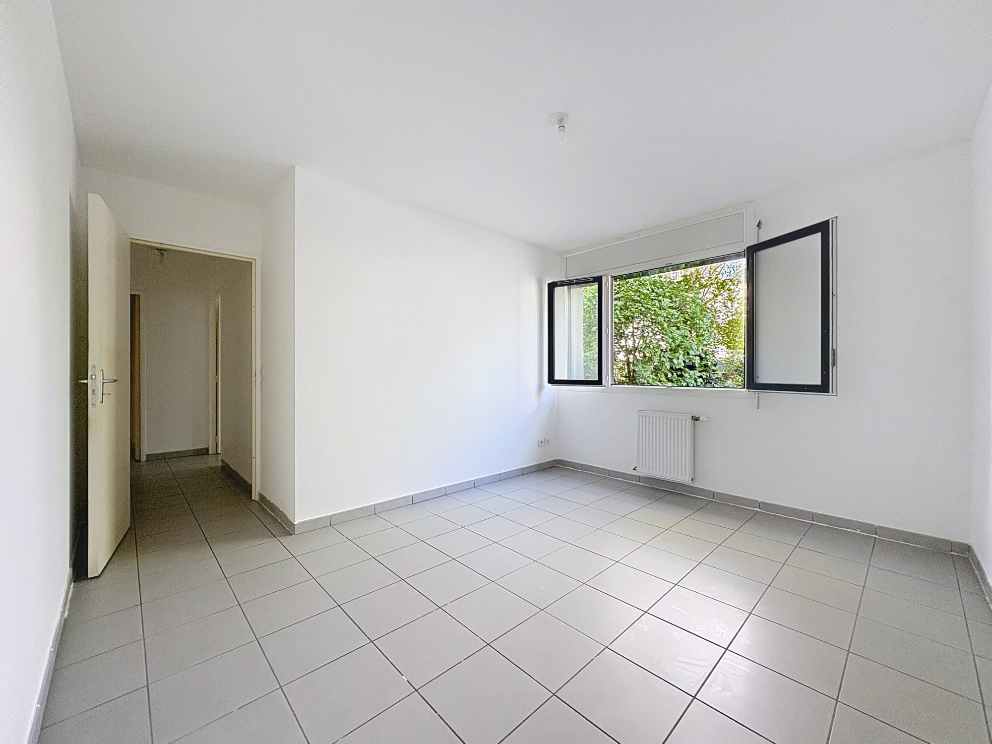 Vénissieux Centre - T3 de 64 m². 2 chambres. Loggia. Garage fermé possible. Vénissieux 69200