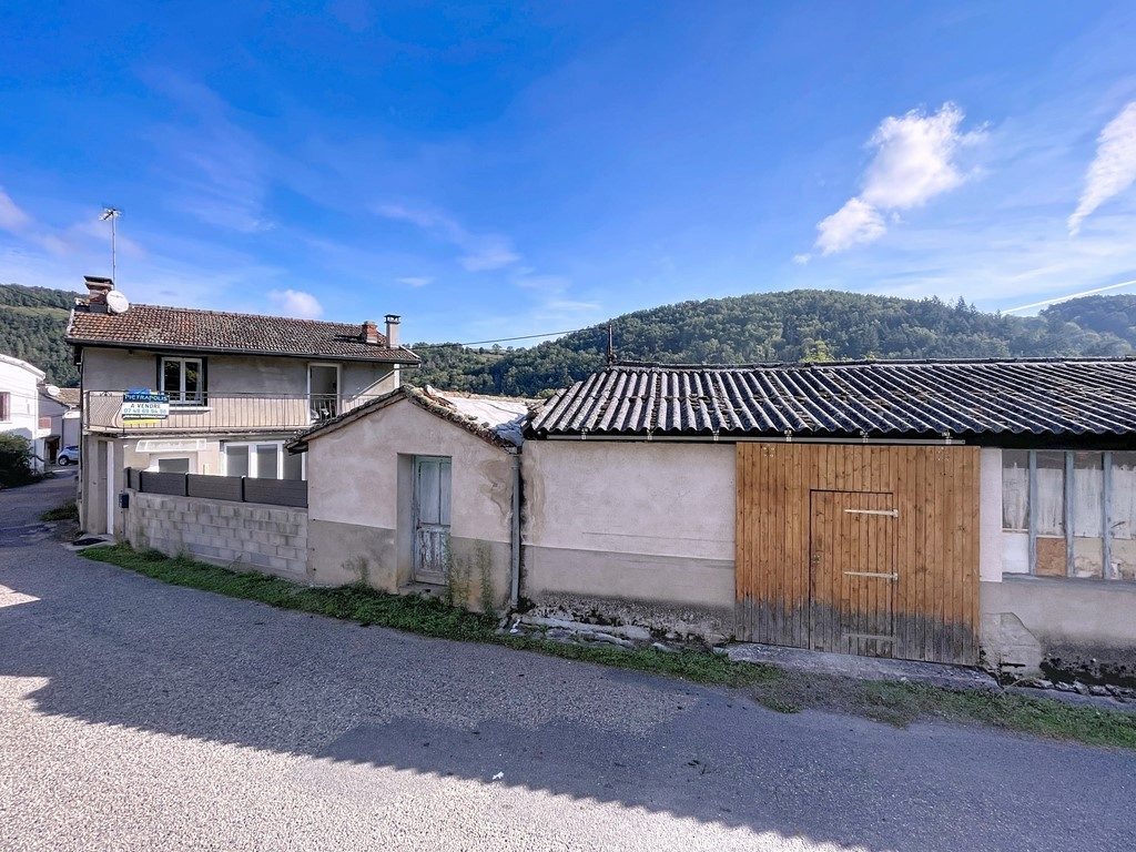Maison familiale avec grande dépendance et terrain clos – Sail-sous-Couzan