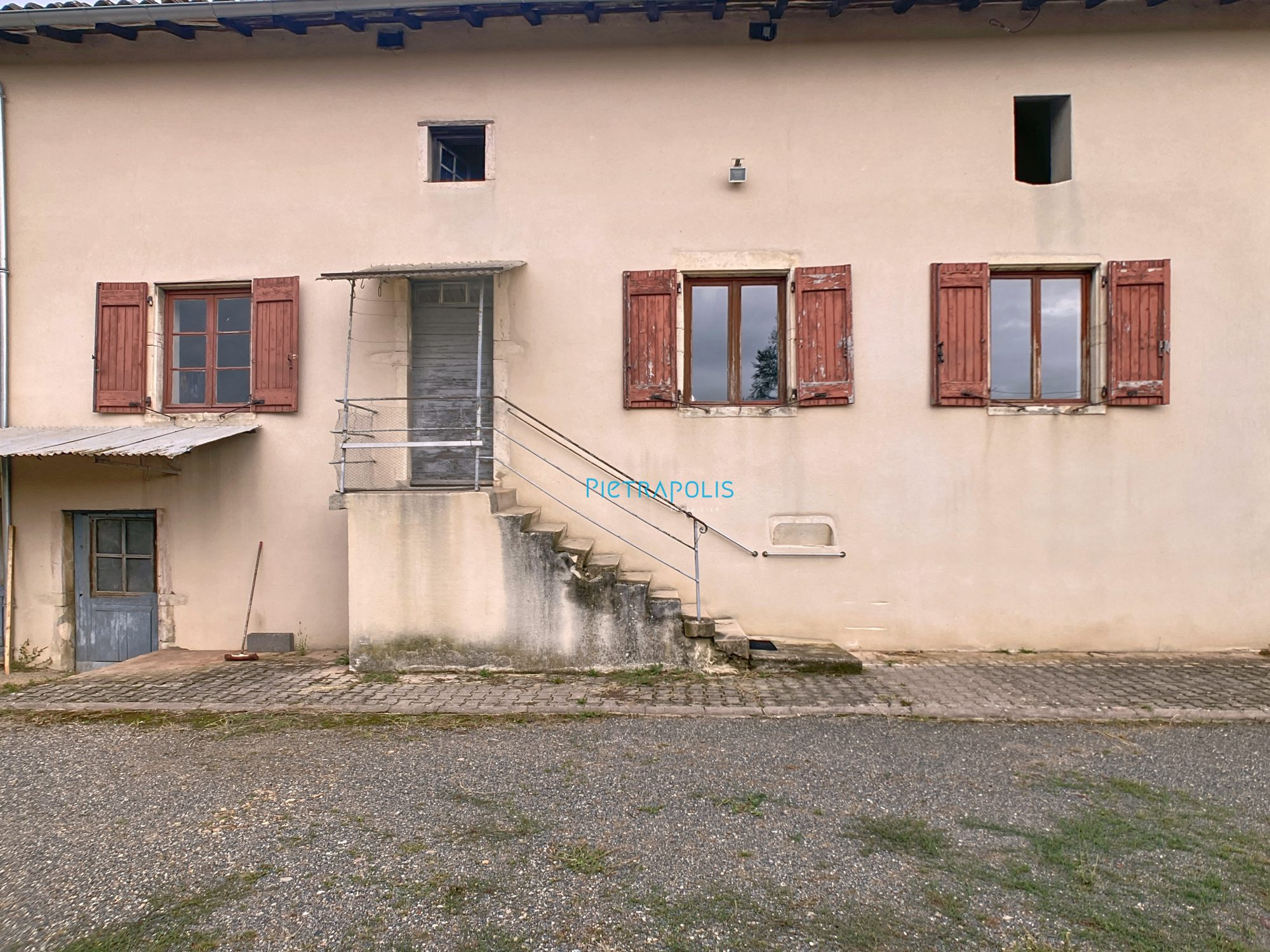 maison à rénover - 4 chambres potentielles - jardin - dépendances