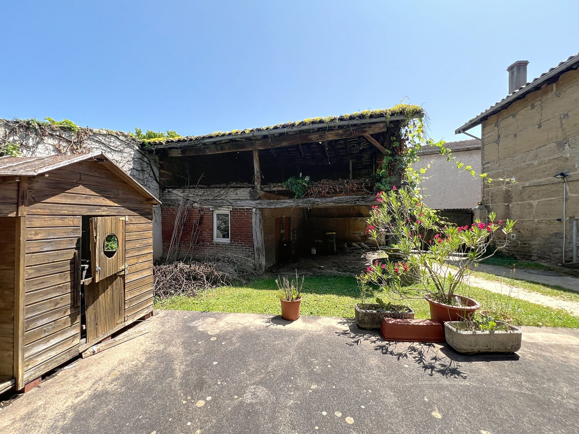 EN PLEIN CENTRE DE CIVRIEUX - MAISON DE 200m2- TERRAIN -GRANGE Civrieux 01390