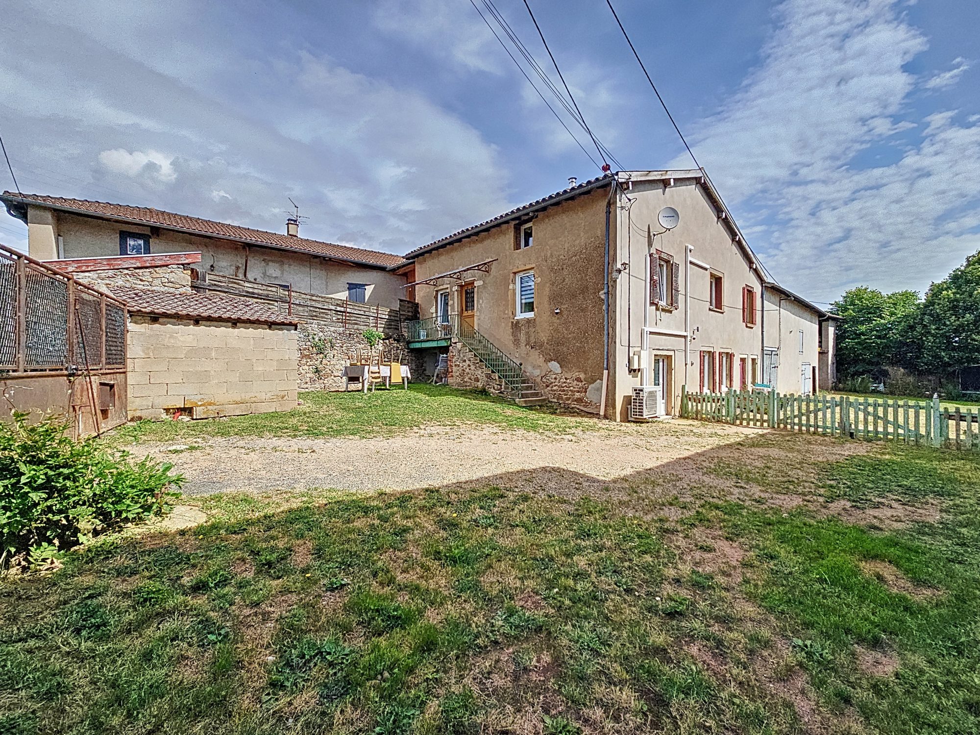 Corps de ferme + 400 m² - 120 m² rénové - 4 chambres - calme - vue