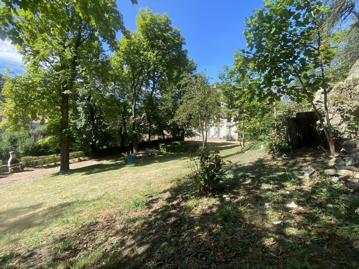 TARARE - APPARTEMENT DUPLEX T4 - 90 M2 - 3 CHAMBRES DANS IMMEUBLE MAGNIFIQUE AVEC PARC ARBORÉ DE 15000 M2