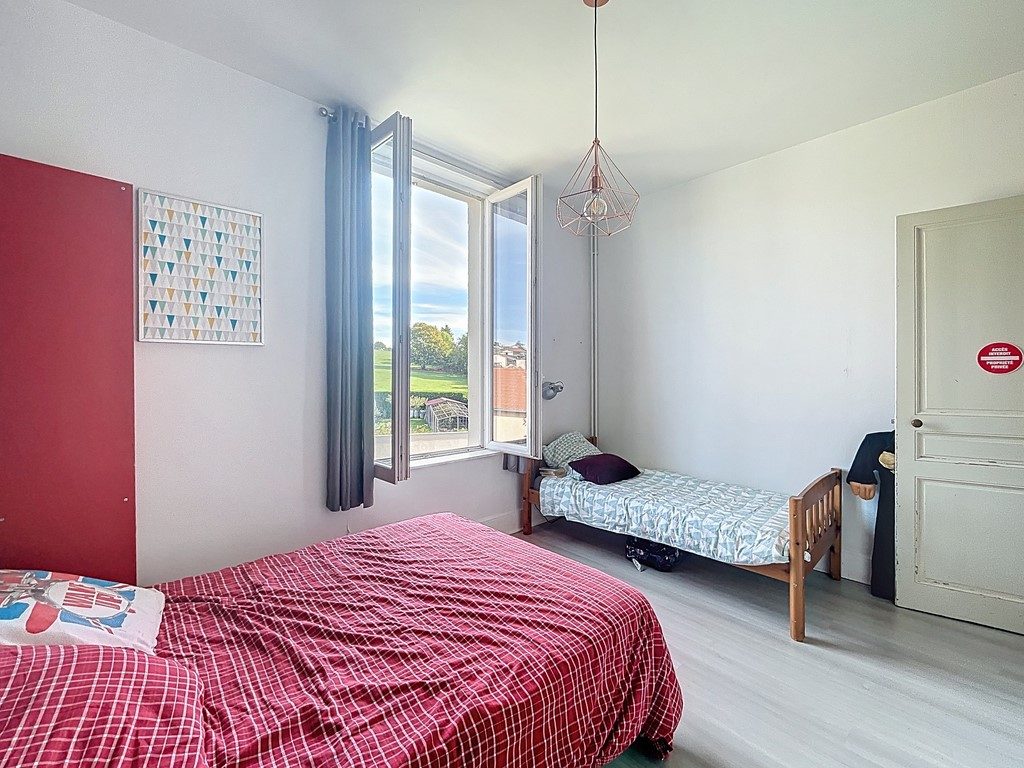 Espace, lumière et fort potentiel : cette maison réunit tout pour concrétiser vos projets, qu’ils soient familiaux, professionnels ou locatifs. Vindry-sur-Turdine 69490