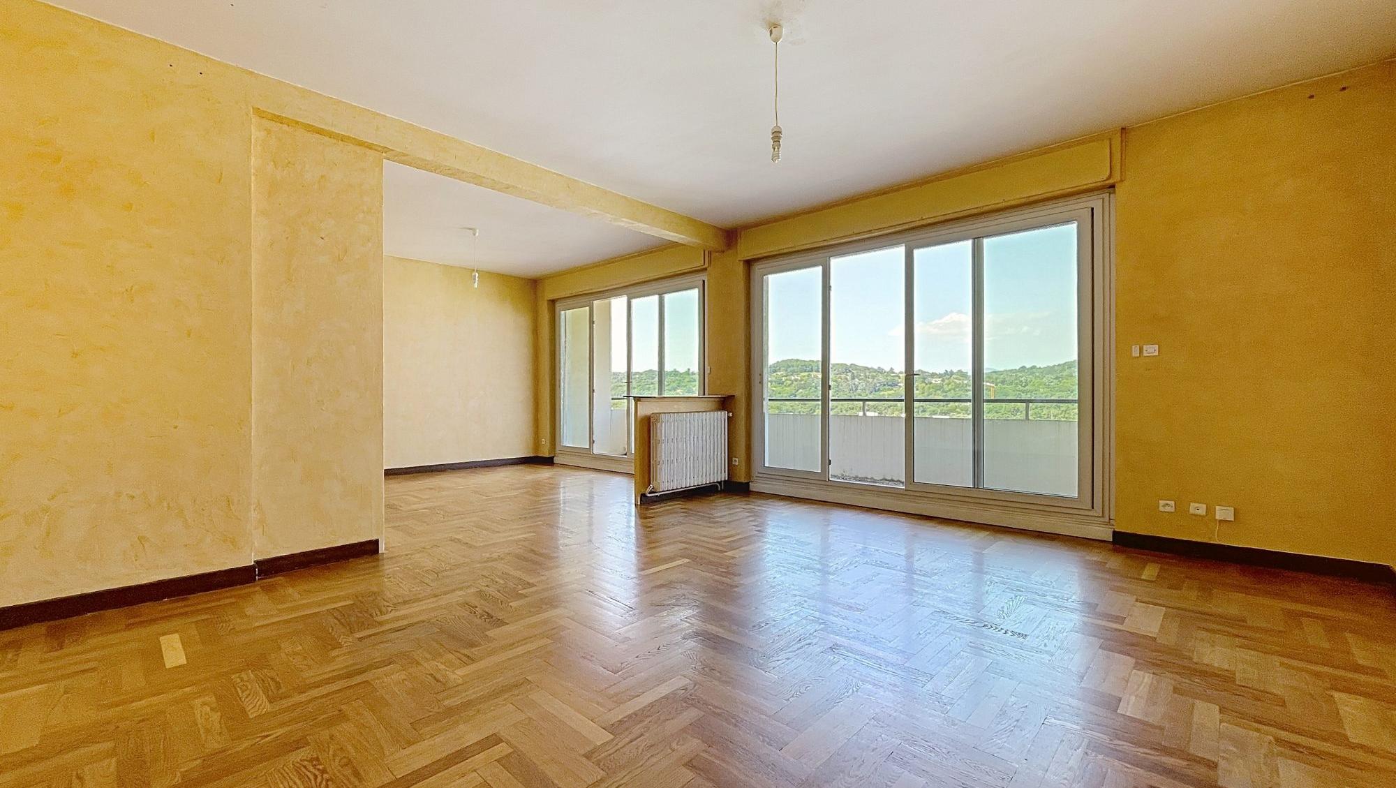 Appartement traversant 92 m² carrez– Étage élevé, vue dégagée, fort potentiel