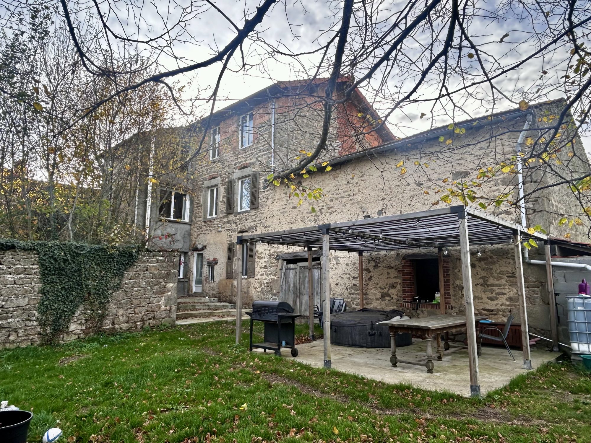 Maison - 7 pièces - 207 m² - Saint-Jean-des-Ollières (63520)