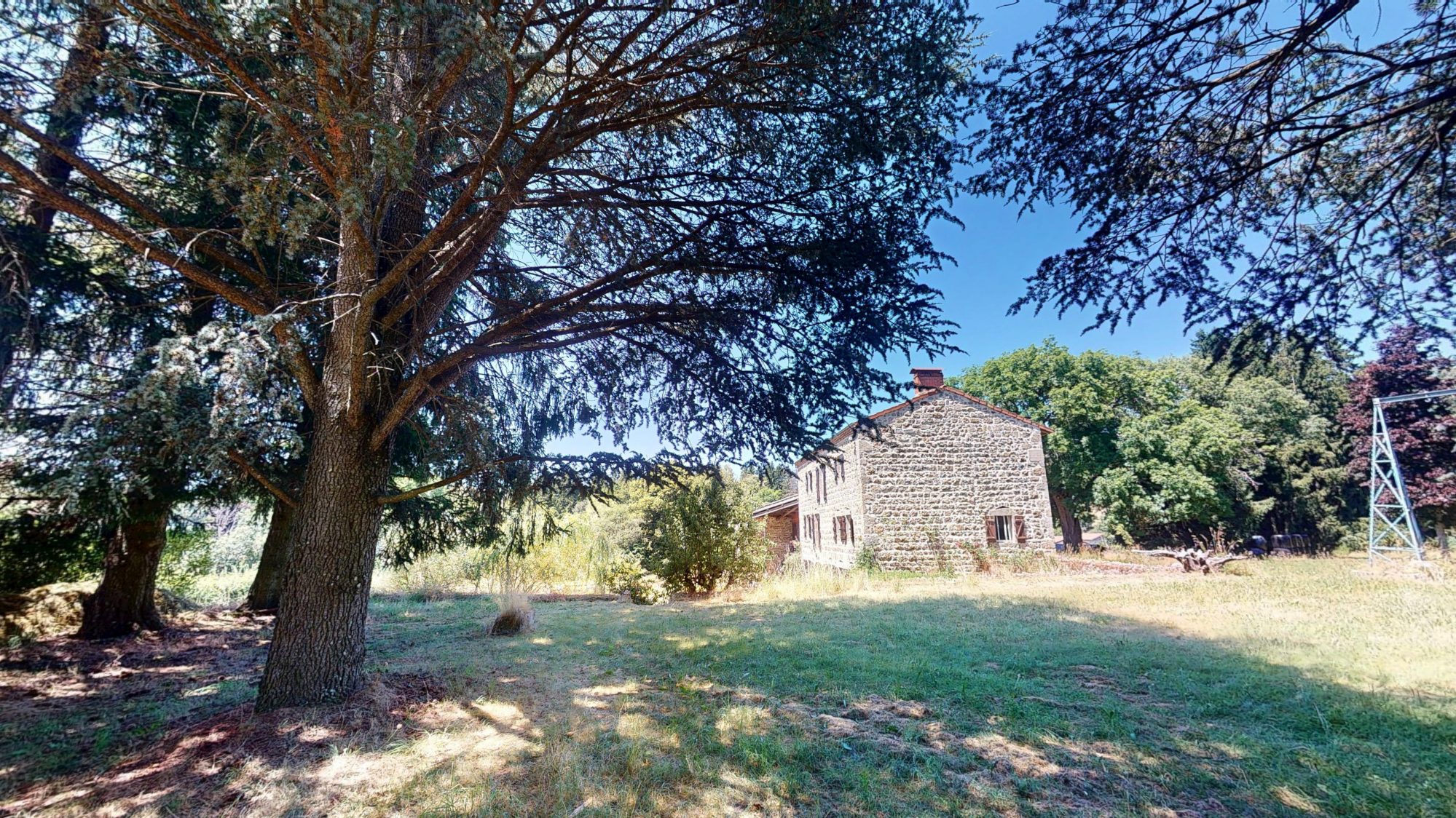 Ferme à rénover sur 1 hectares 5 de terrain constructible Usson-en-Forez 42550