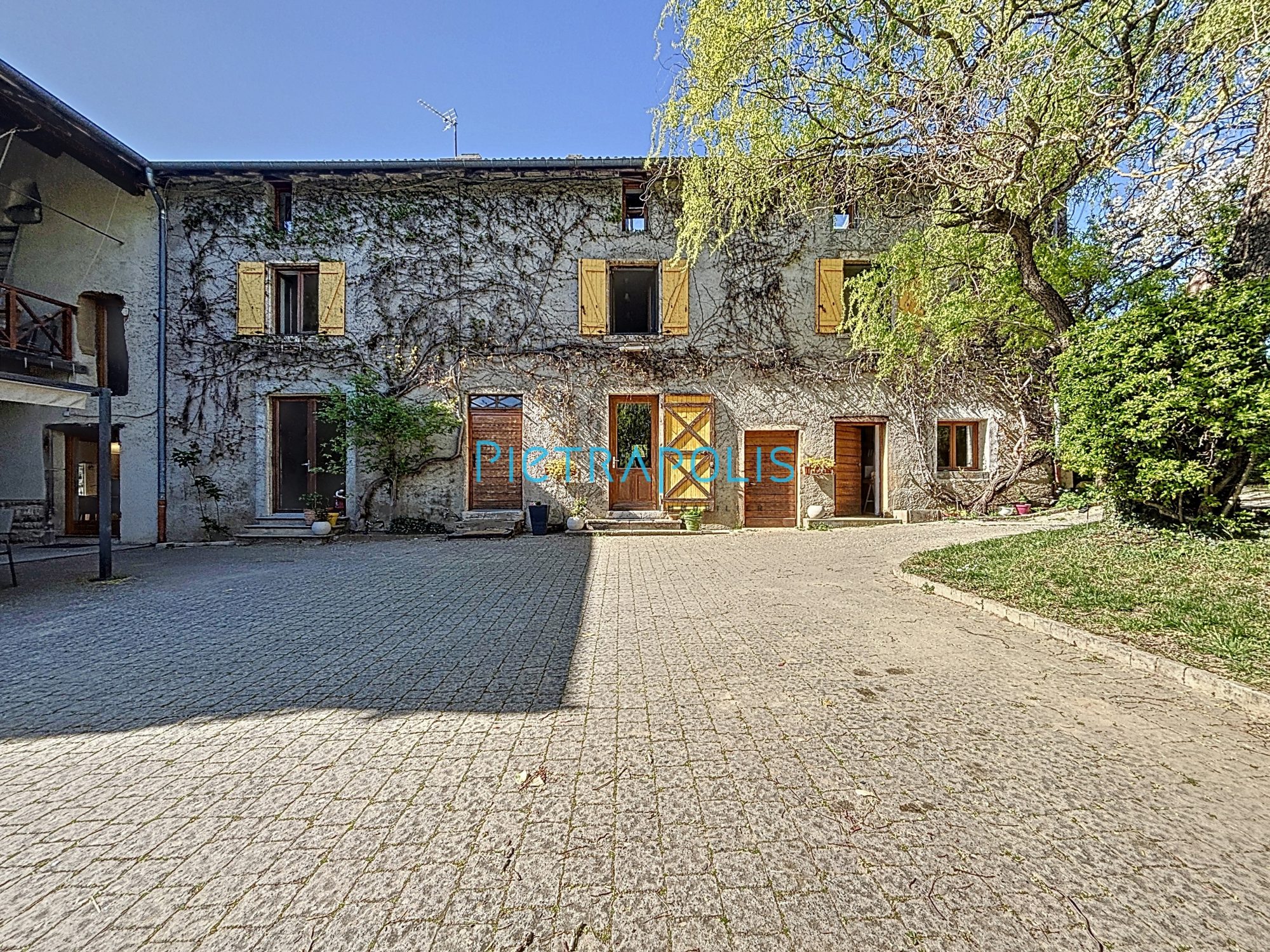 Belle ferme rénovée de 225 m² avec spa, jardin et dépendances – 5 chambres