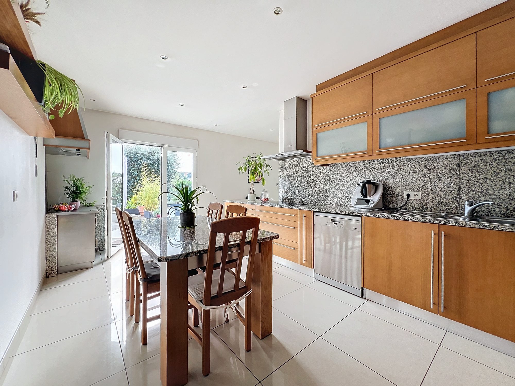 A NEUVILLE SUR SAONE, JOLIE MAISON DE 160m2 AVEC GARAGE SUR 1100m2 DE TERRAIN Neuville-sur-Saône 69250