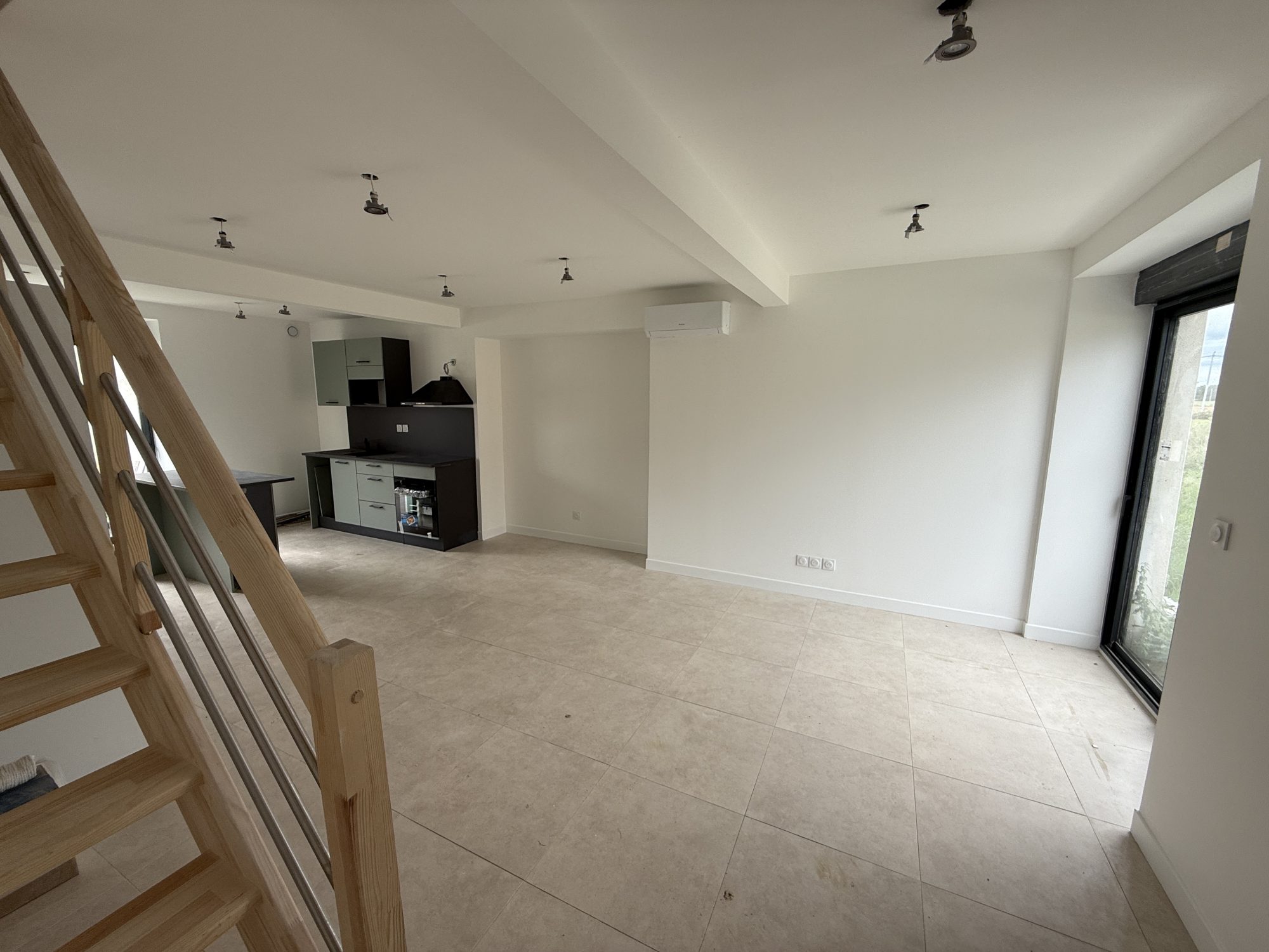 Appartement en DUPLEX de 69m² - 2 chambres - 2 jardins - 3 places de parkings Romans 01400
