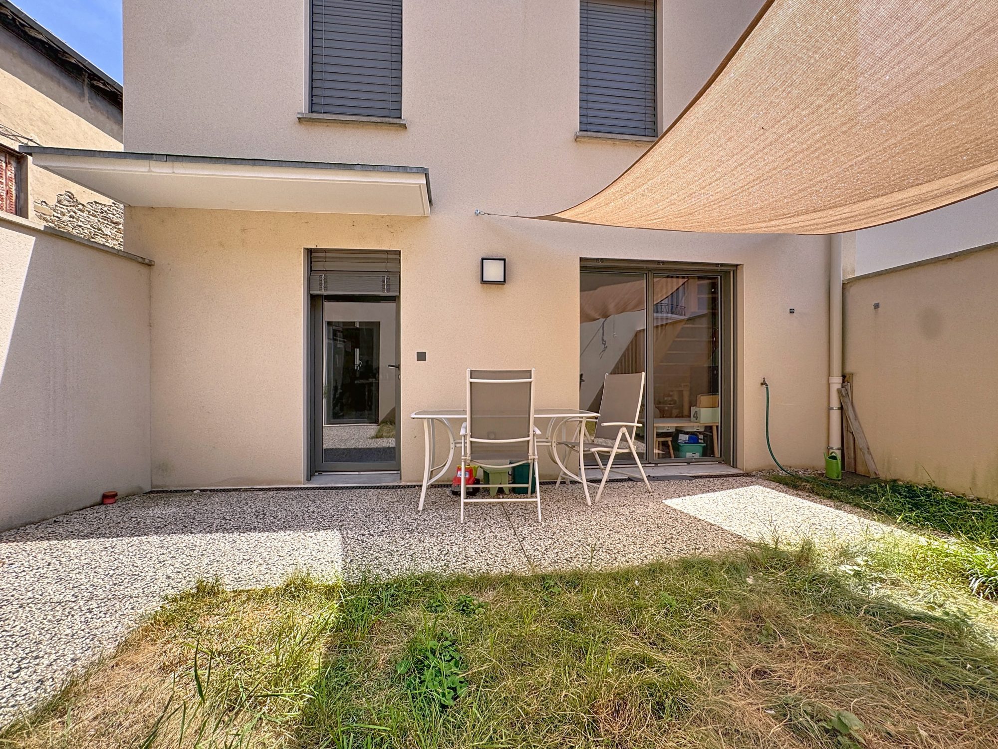 Maison de 2020 au centre ville de 110m2 - 4 chambres avec Garage et stationnement. Saint Symphorien d'Ozon 69360